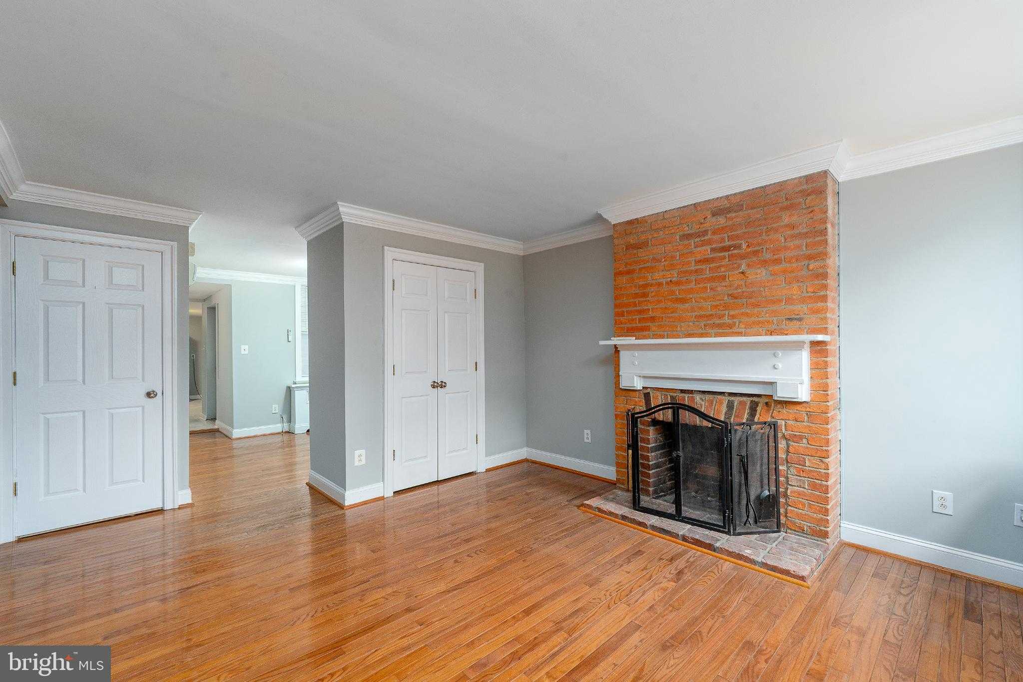 1826 E Lombard St photo 4