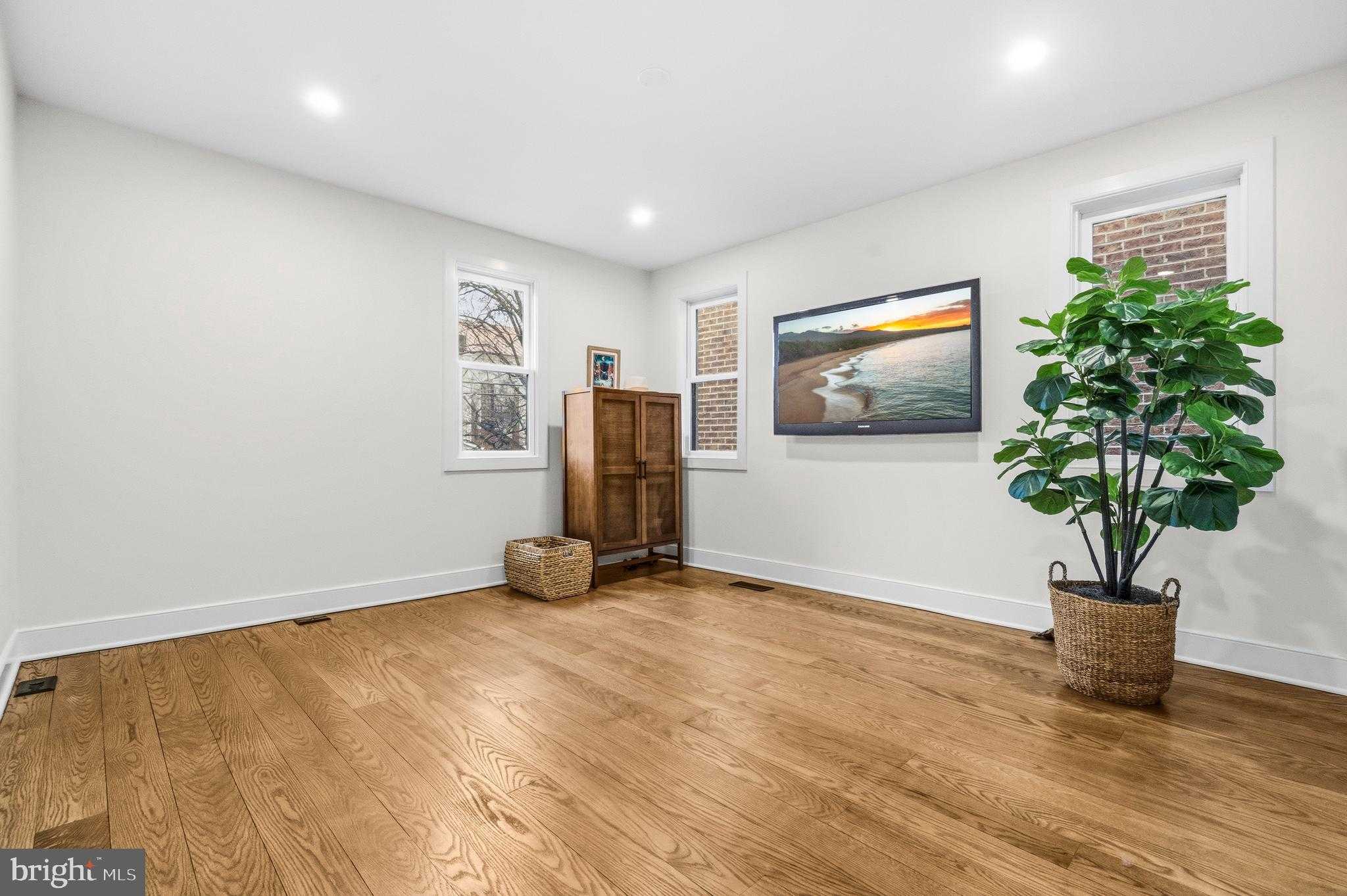 1011 DUKE STREET photo 18