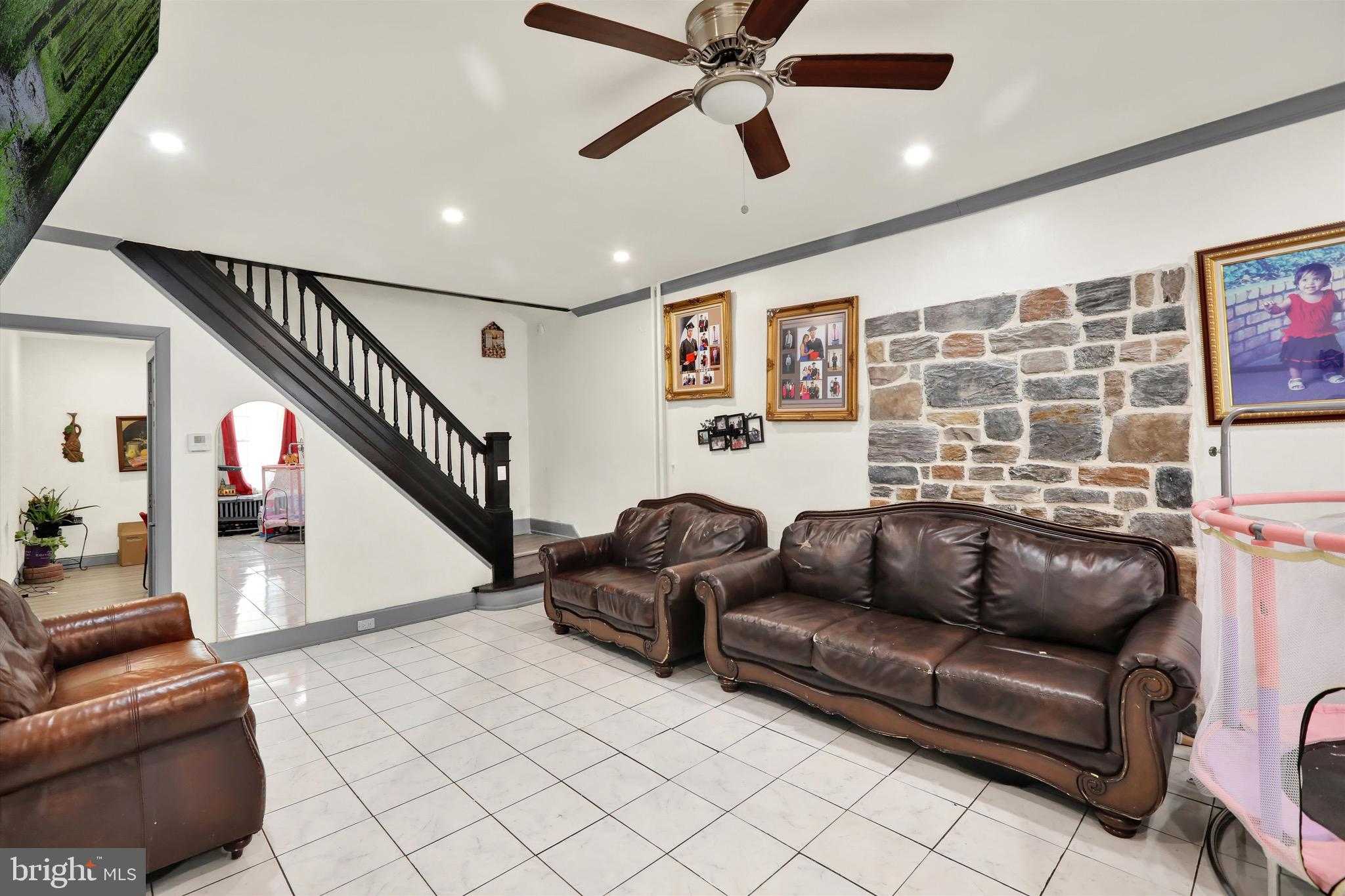 1215 Green St photo 4