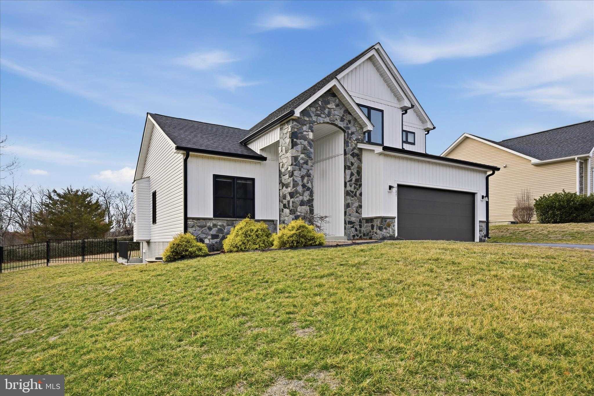 787 W Masters Dr photo 2