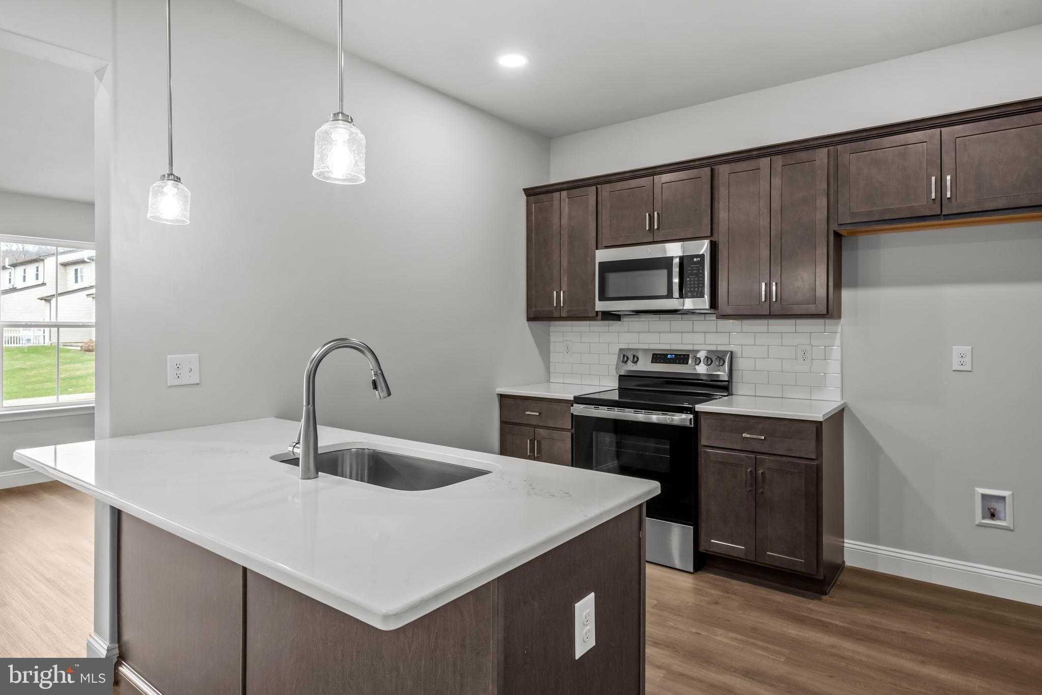 223 Lucille Way photo 2