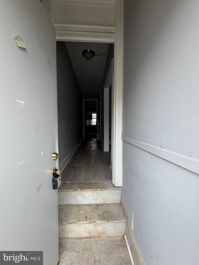 2006 Walbrook Ave photo 2