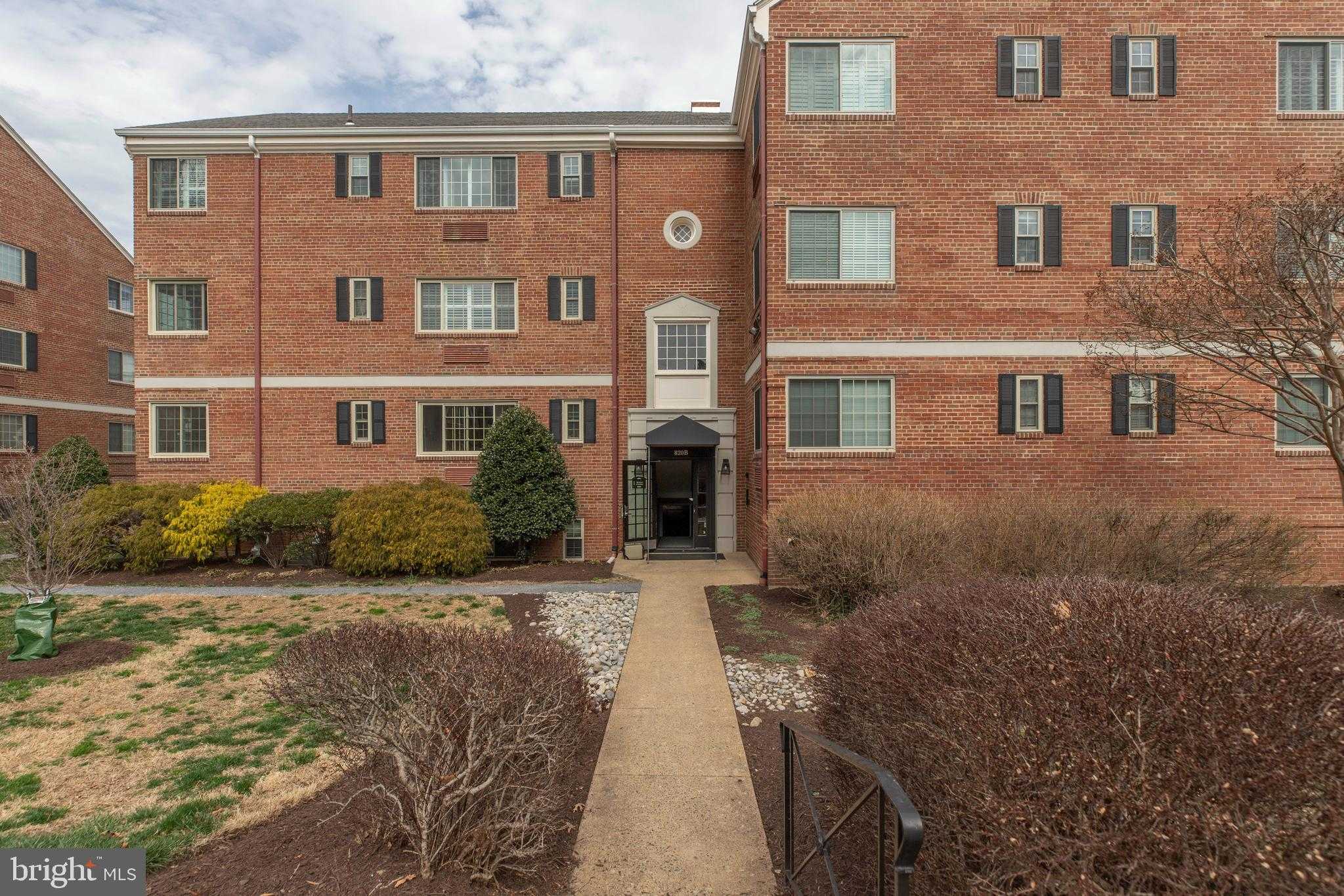 820 S Washington St photo 2