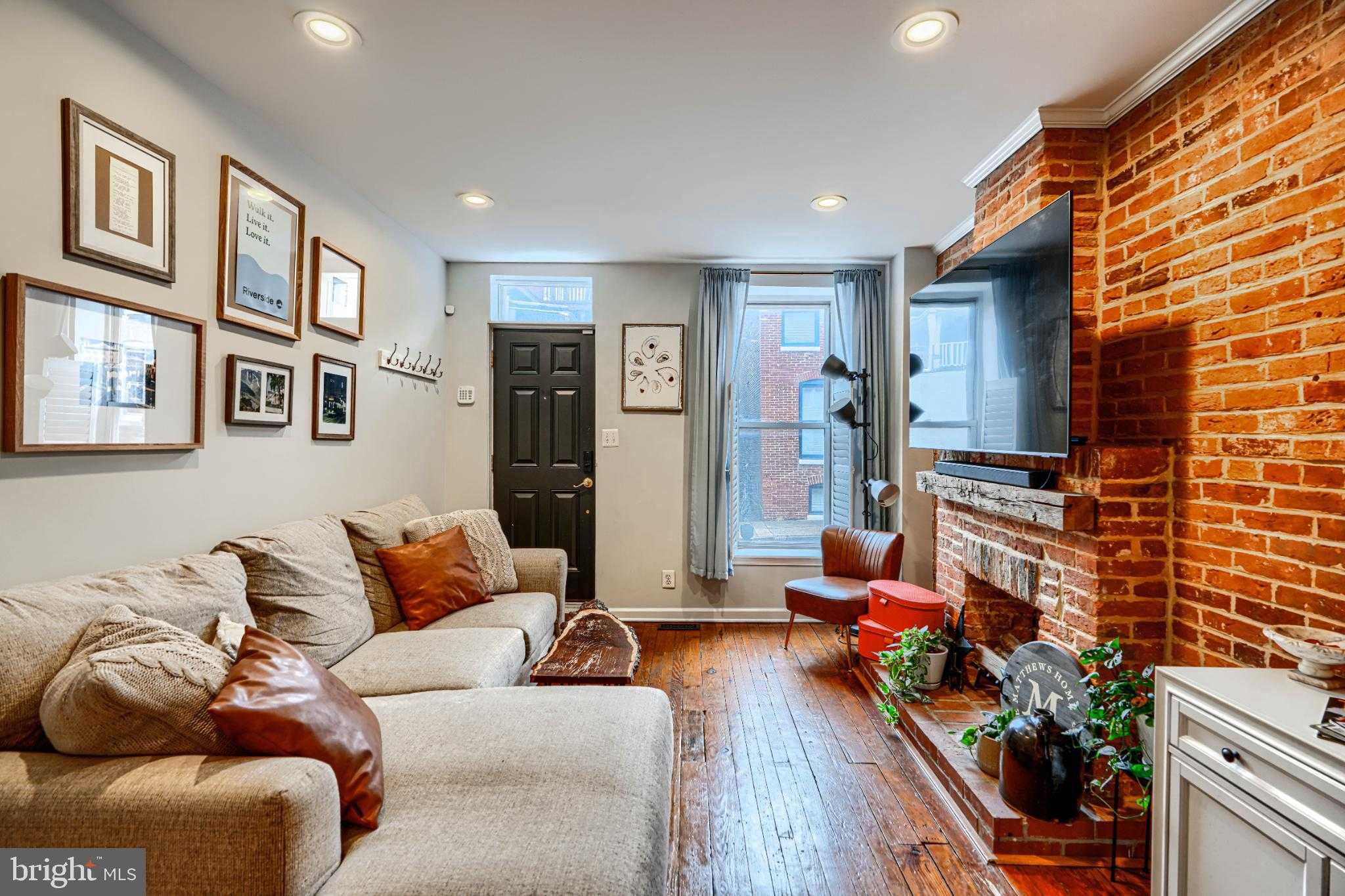 438 E Clement St photo 8