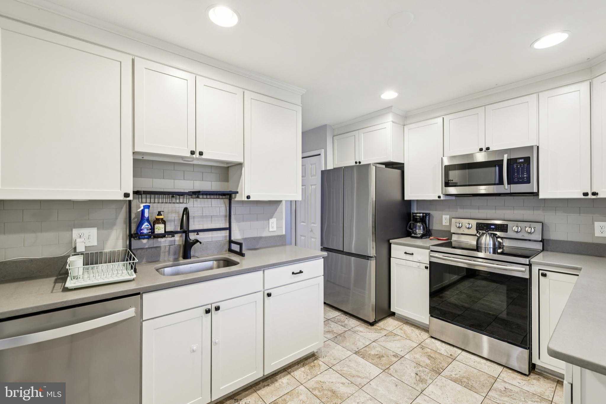 1014 Cedar Ridge CT photo 3