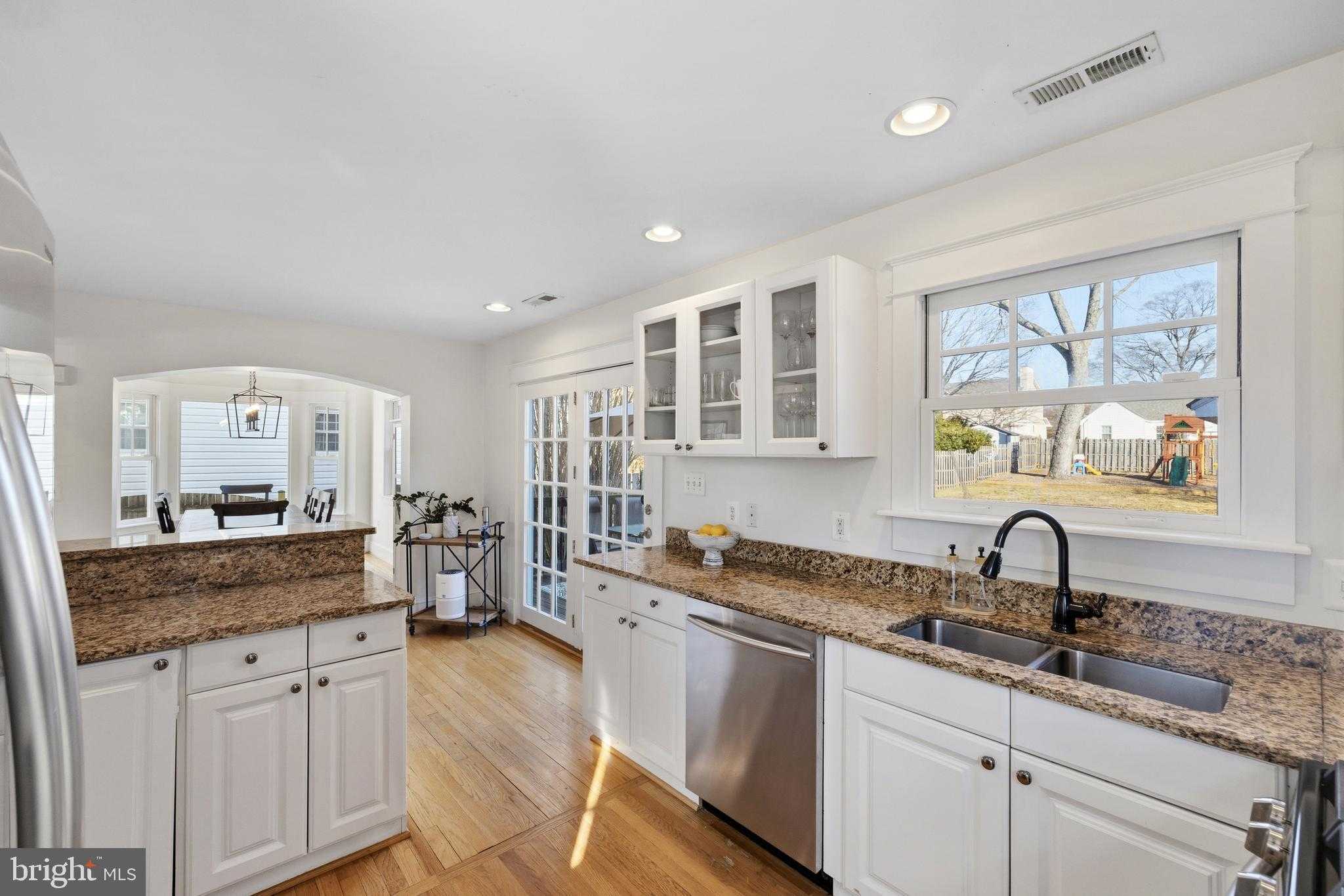 304 Locust Ave photo 7