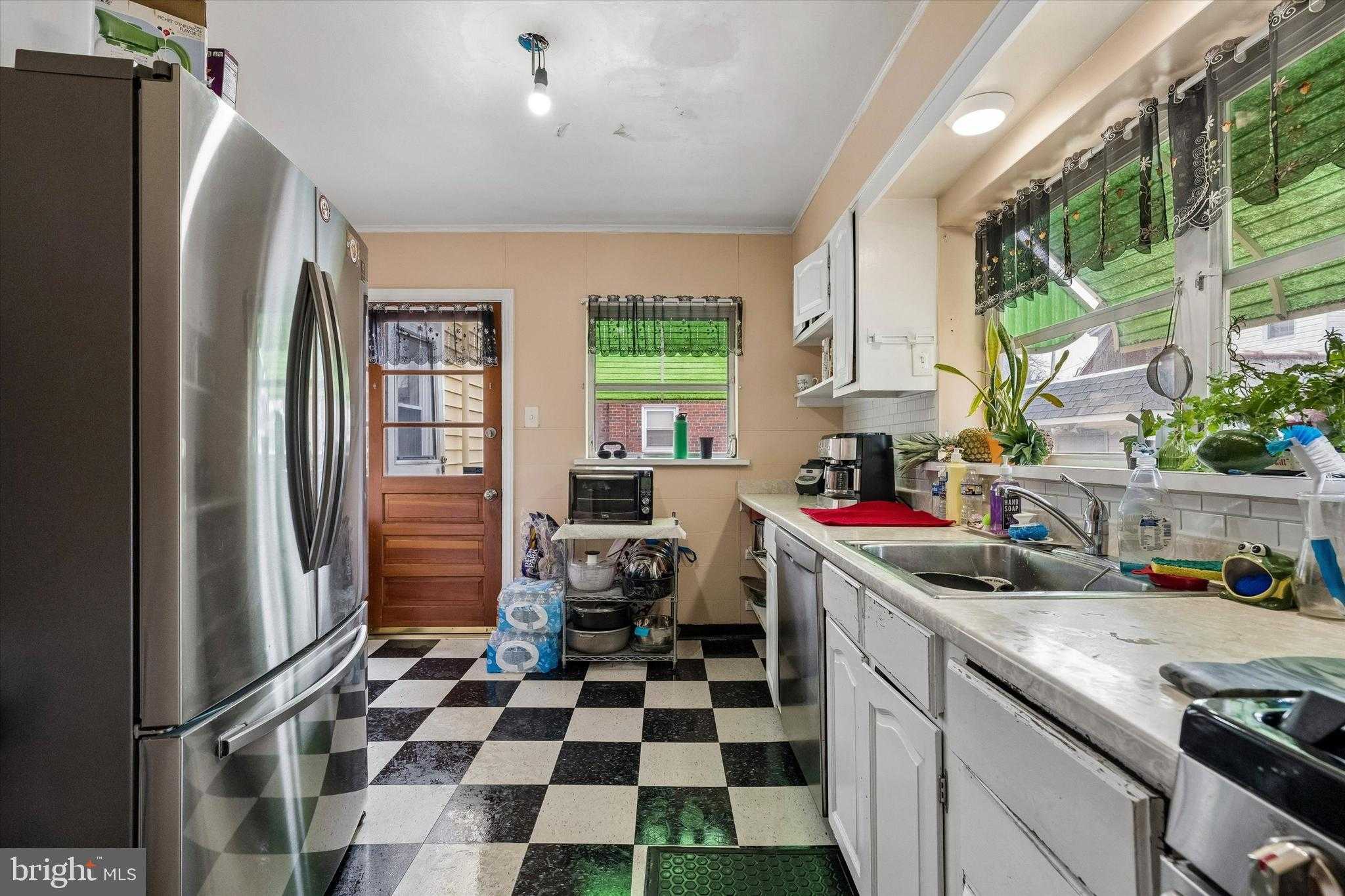 1114 Faunce St # 16 photo 10