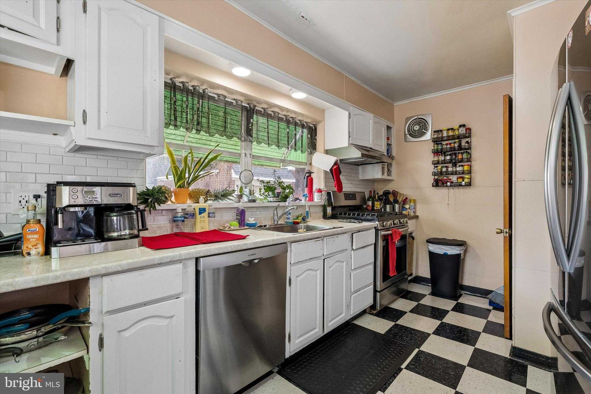 1114 Faunce St # 16 photo 9