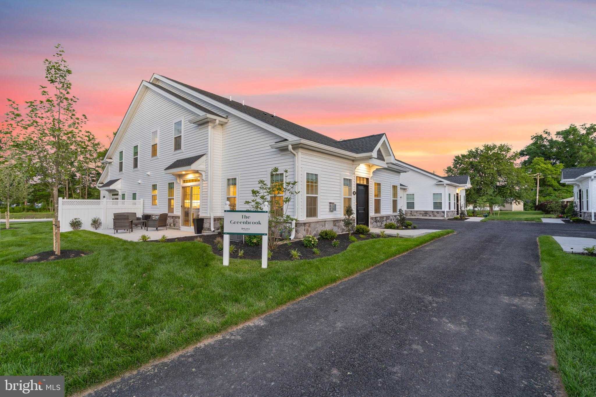 29 Cedar Cir, Levittown