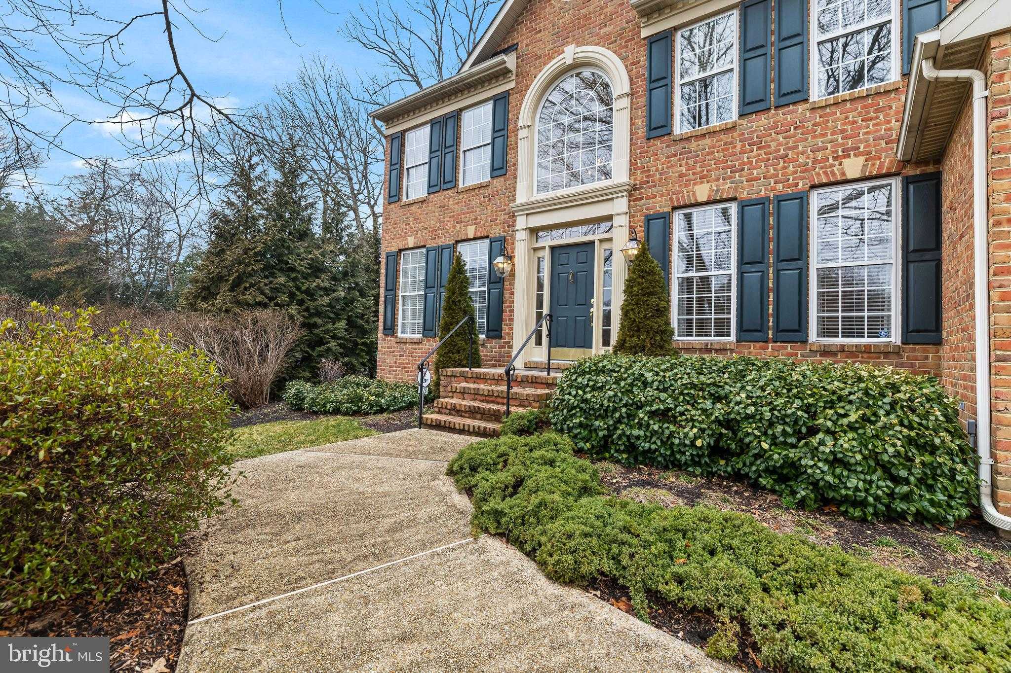 8128 Crimson CT photo 2