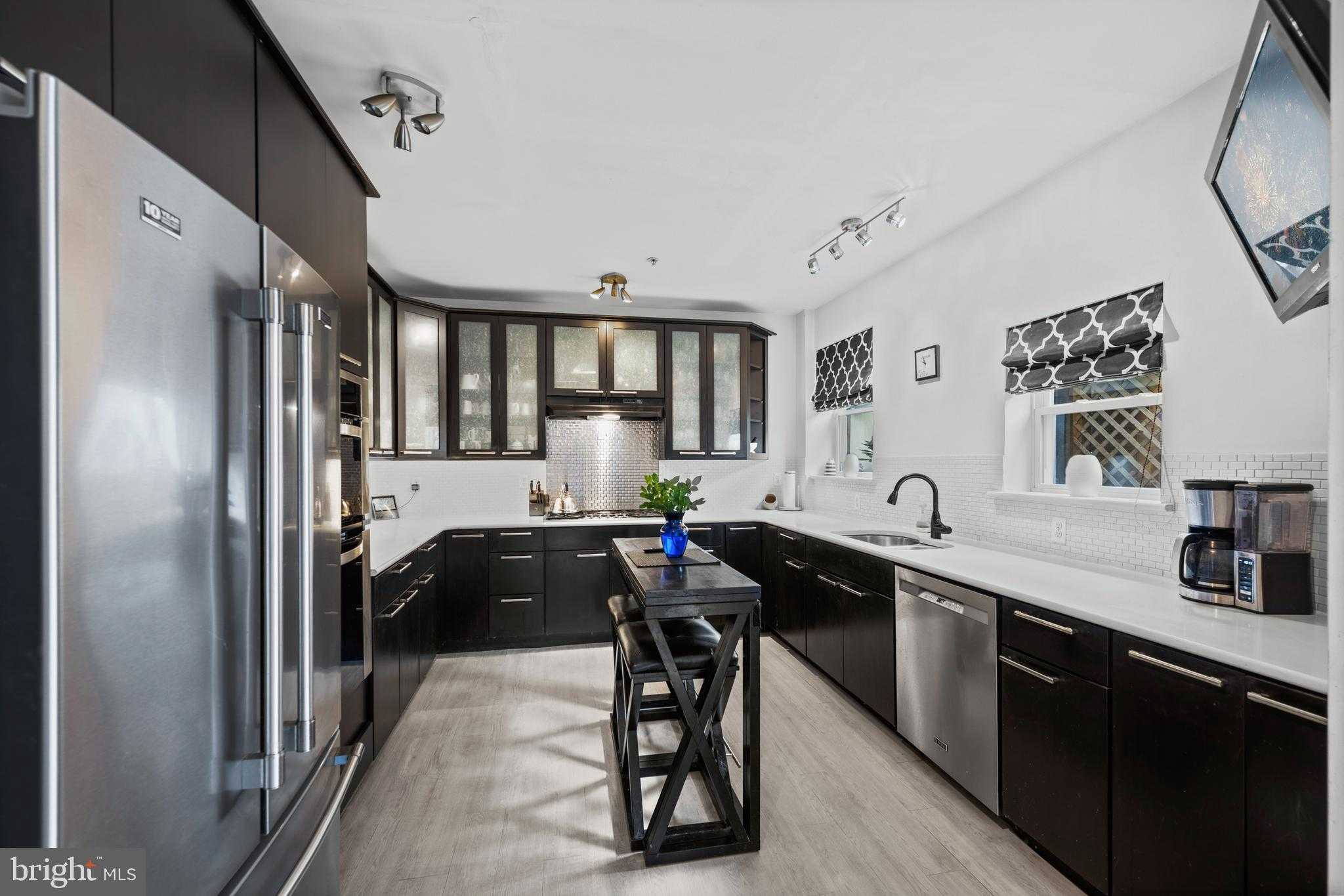 210 S High St photo 15