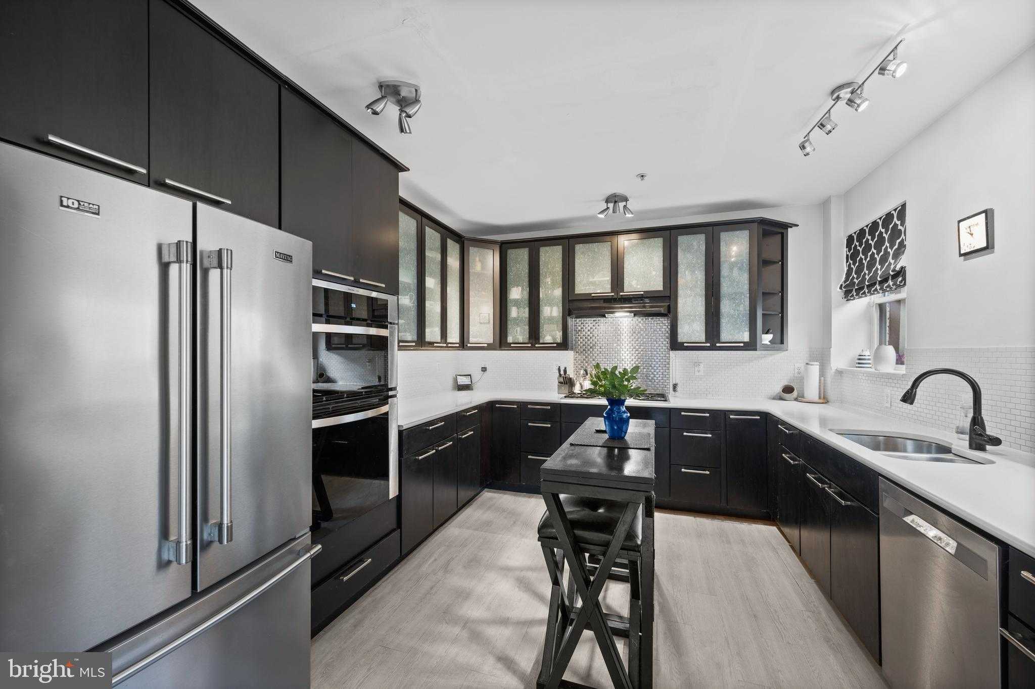 210 S High St photo 17