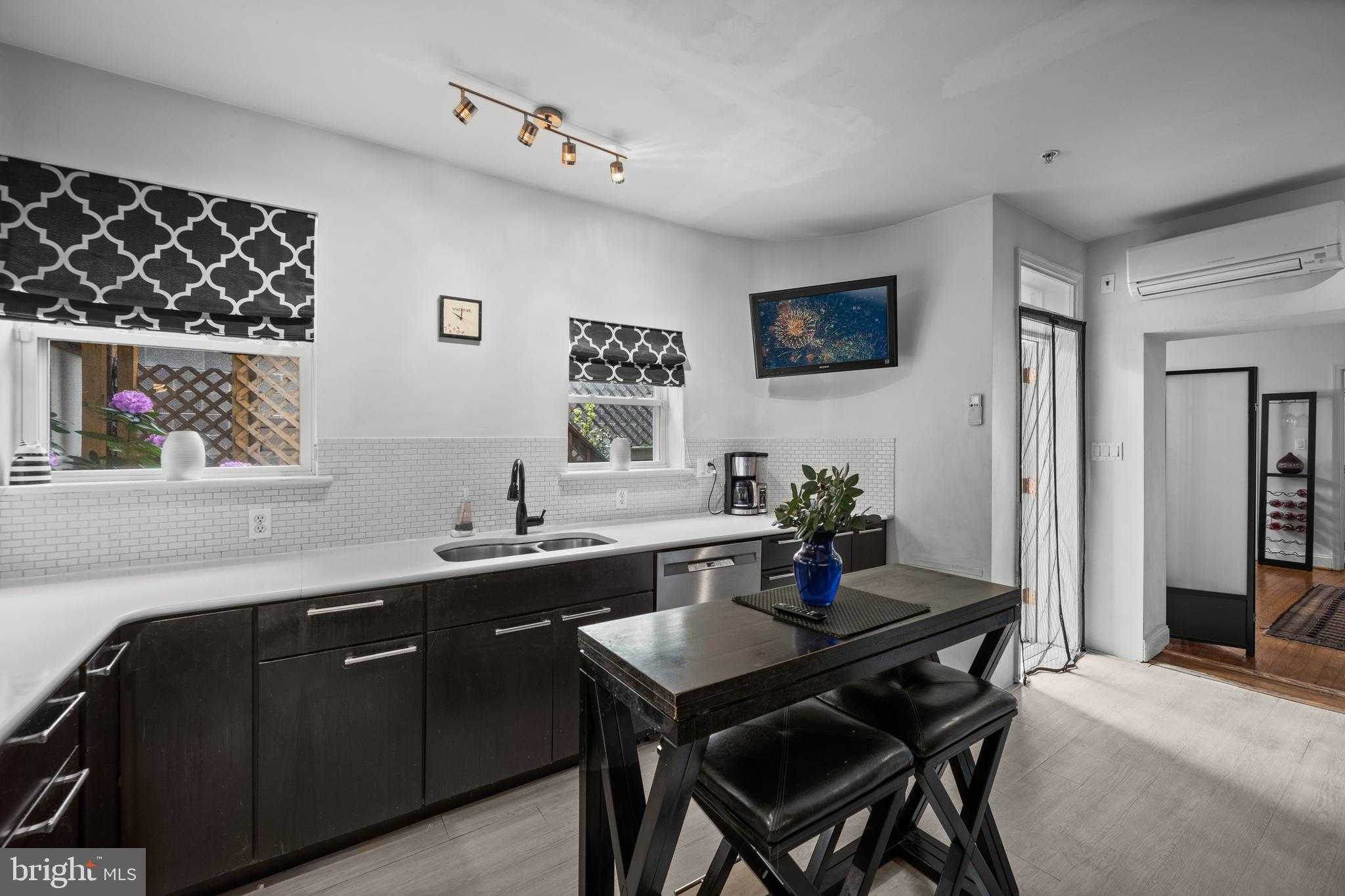 210 S High St photo 19