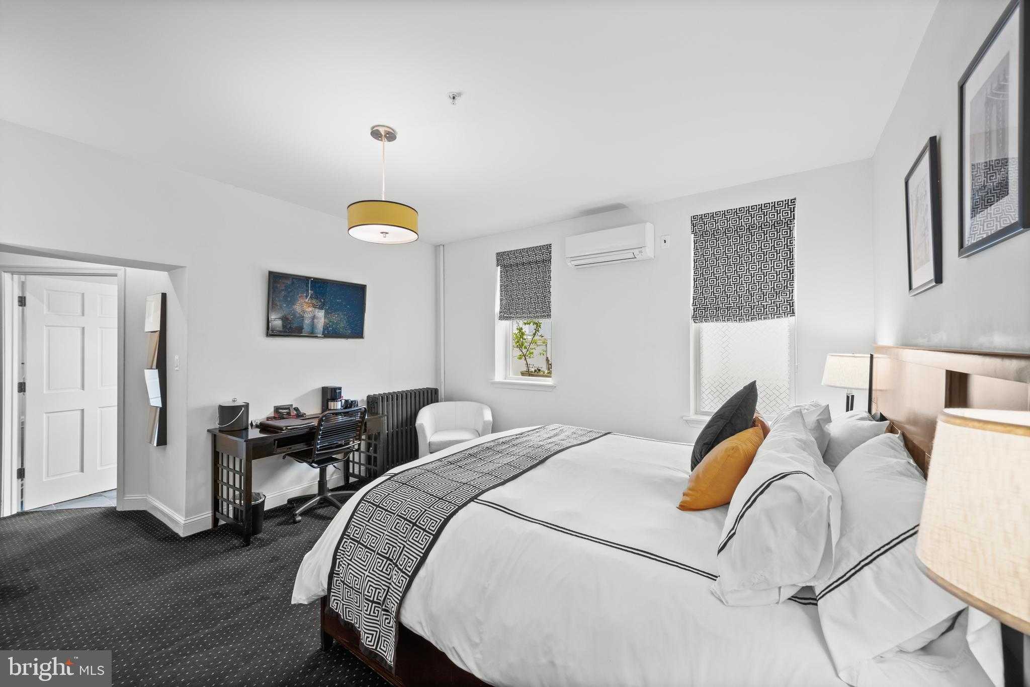 210 S High St photo 27