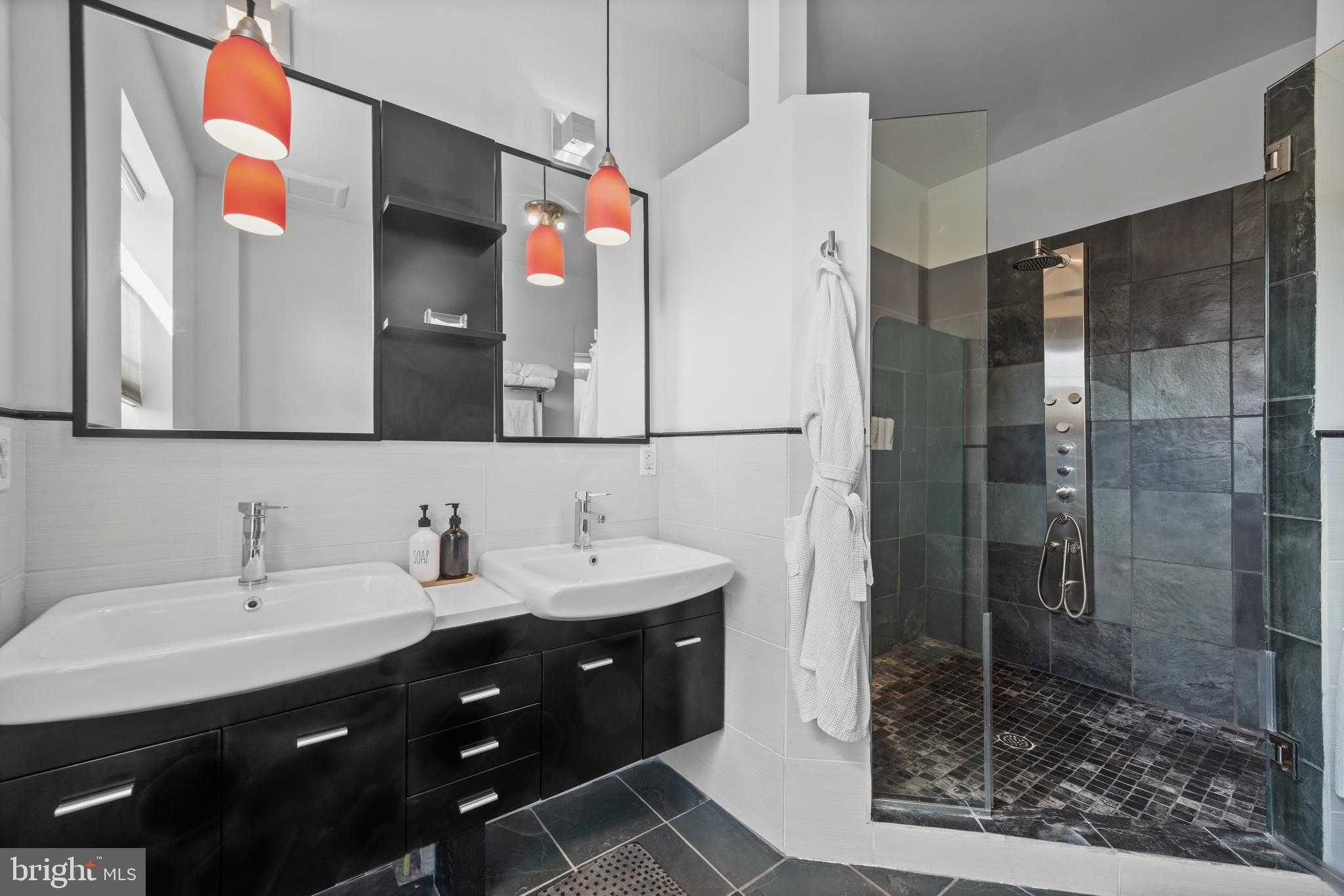 210 S High St photo 36