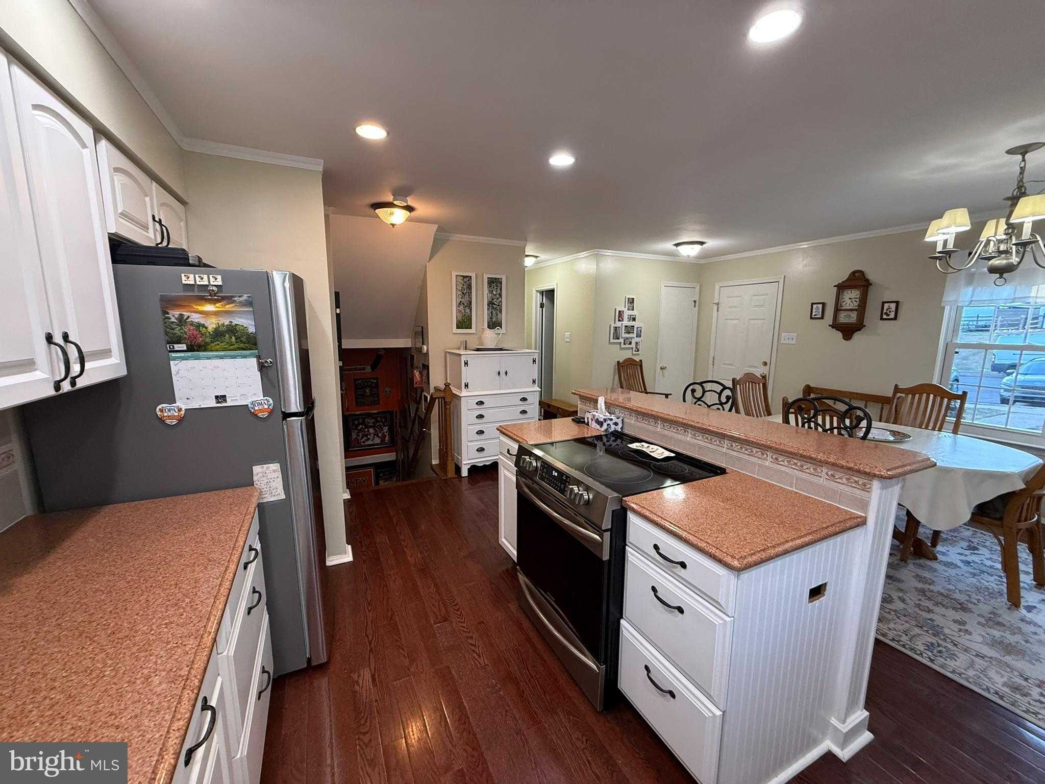 215 Laureen Rd photo 17