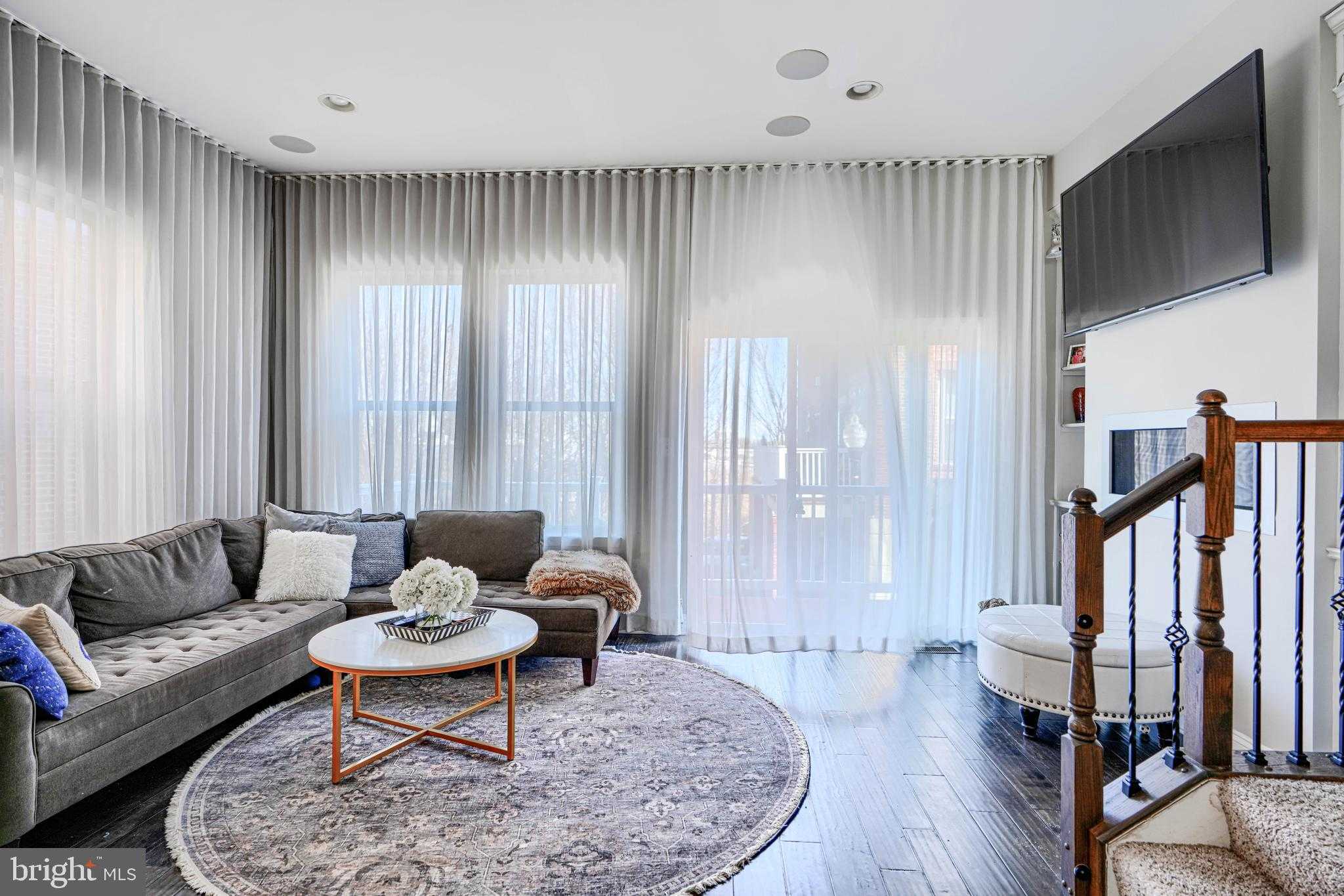 1313 Benjamin St photo 9