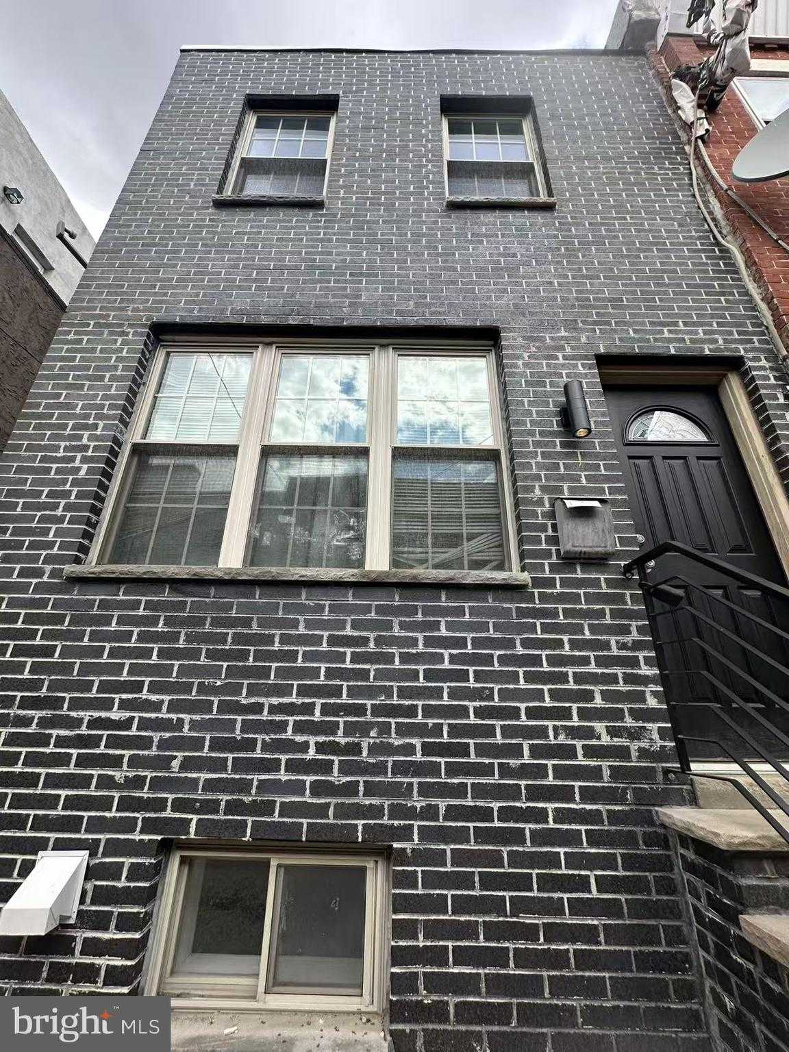 1049 Mercy St photo 3