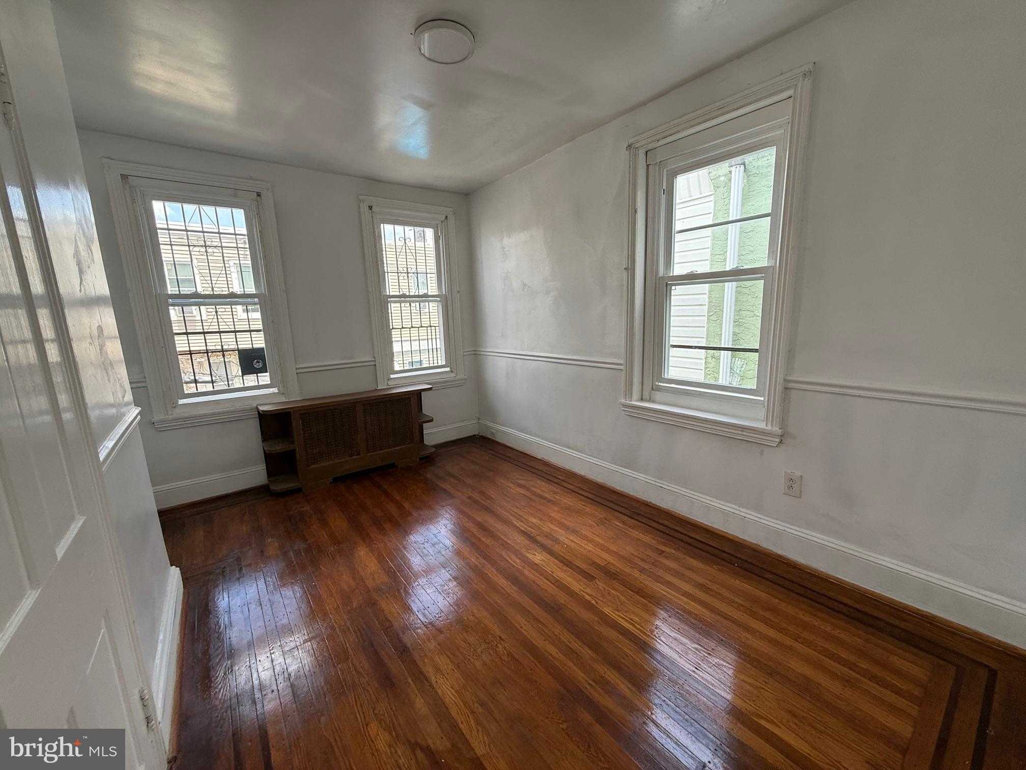 2073 E Tioga St photo 12