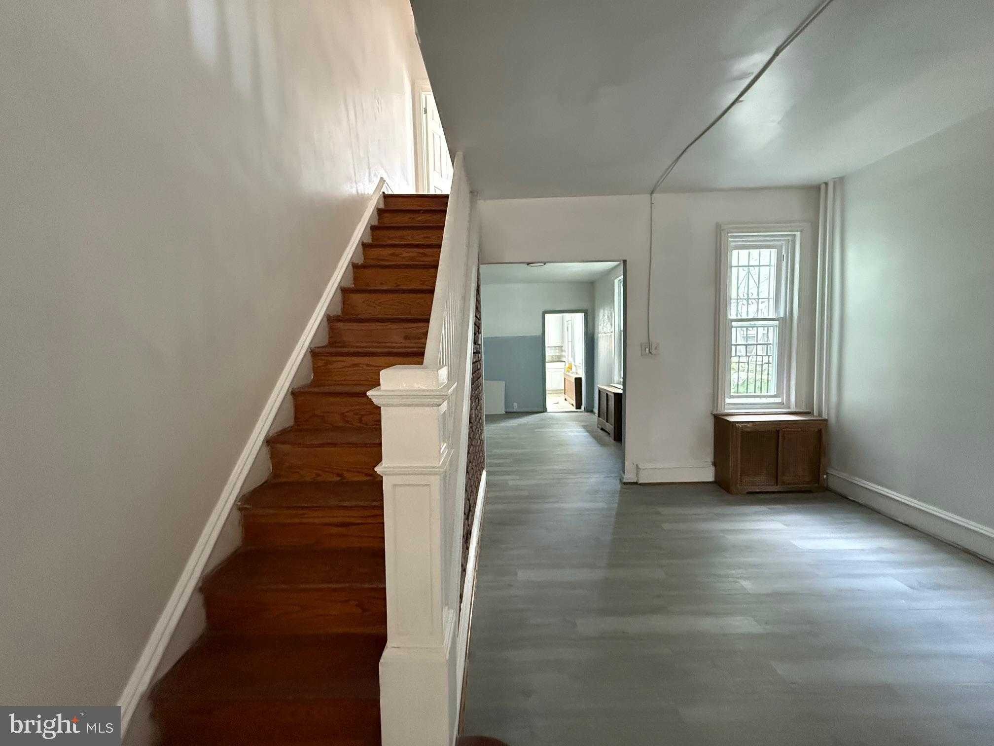 2073 E Tioga St photo 2