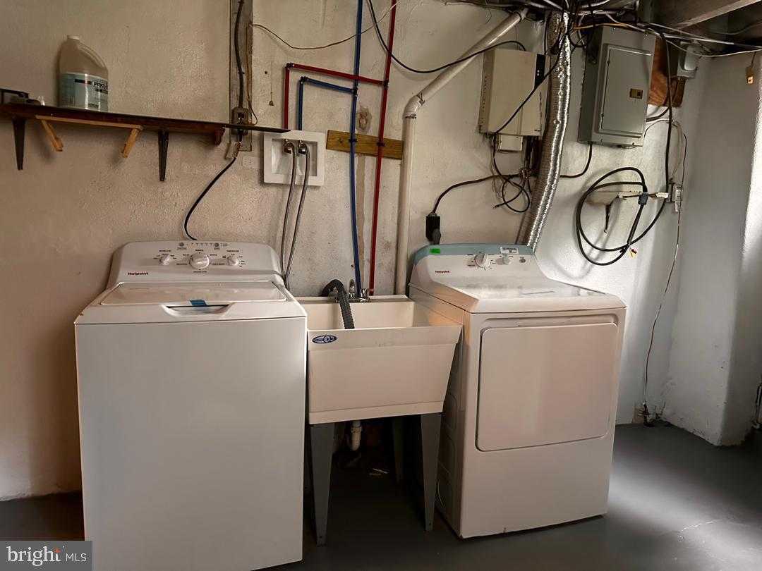 411 Millbank Rd photo 24