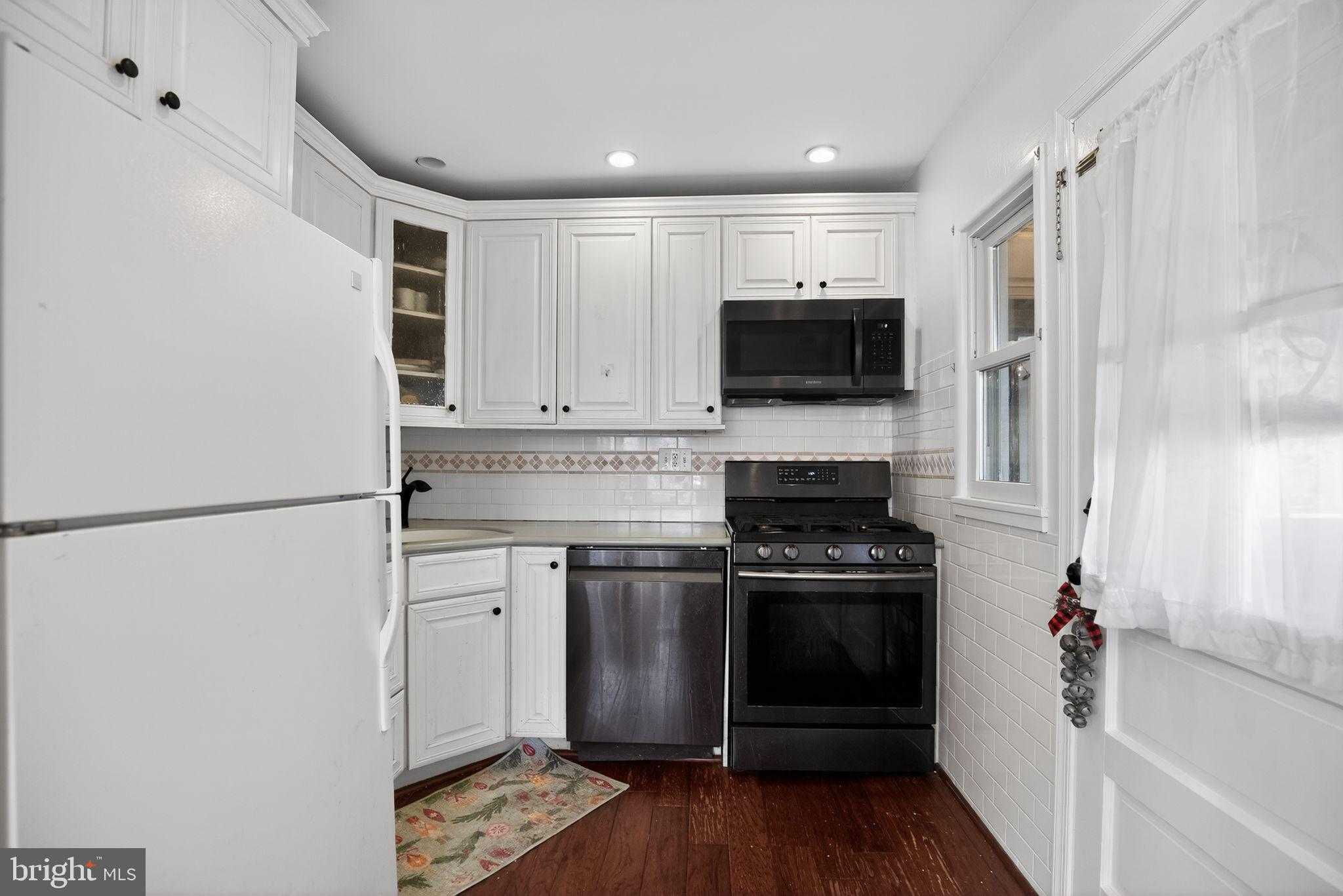 762 Garfield Ave photo 18