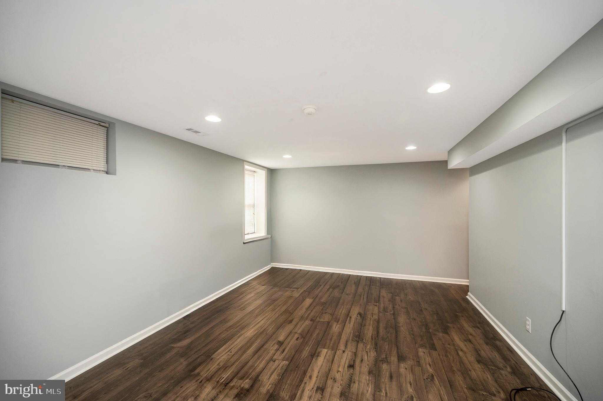 12 Courtney CT photo 37