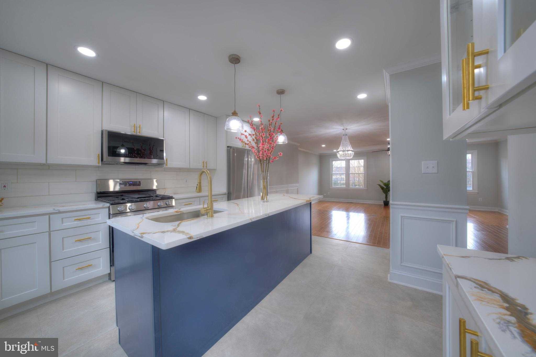 3154 Stratford CT photo 2