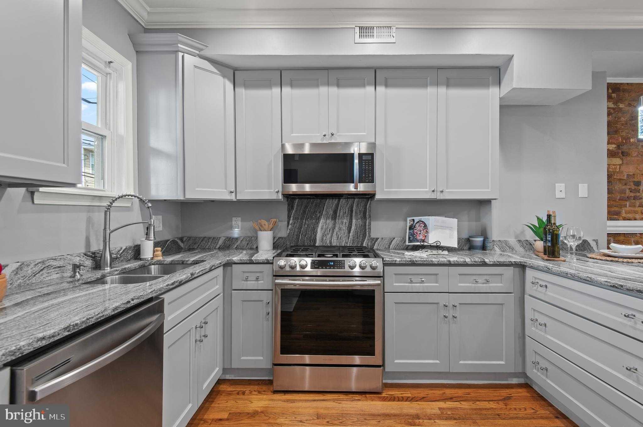 1236 Sargeant St photo 7