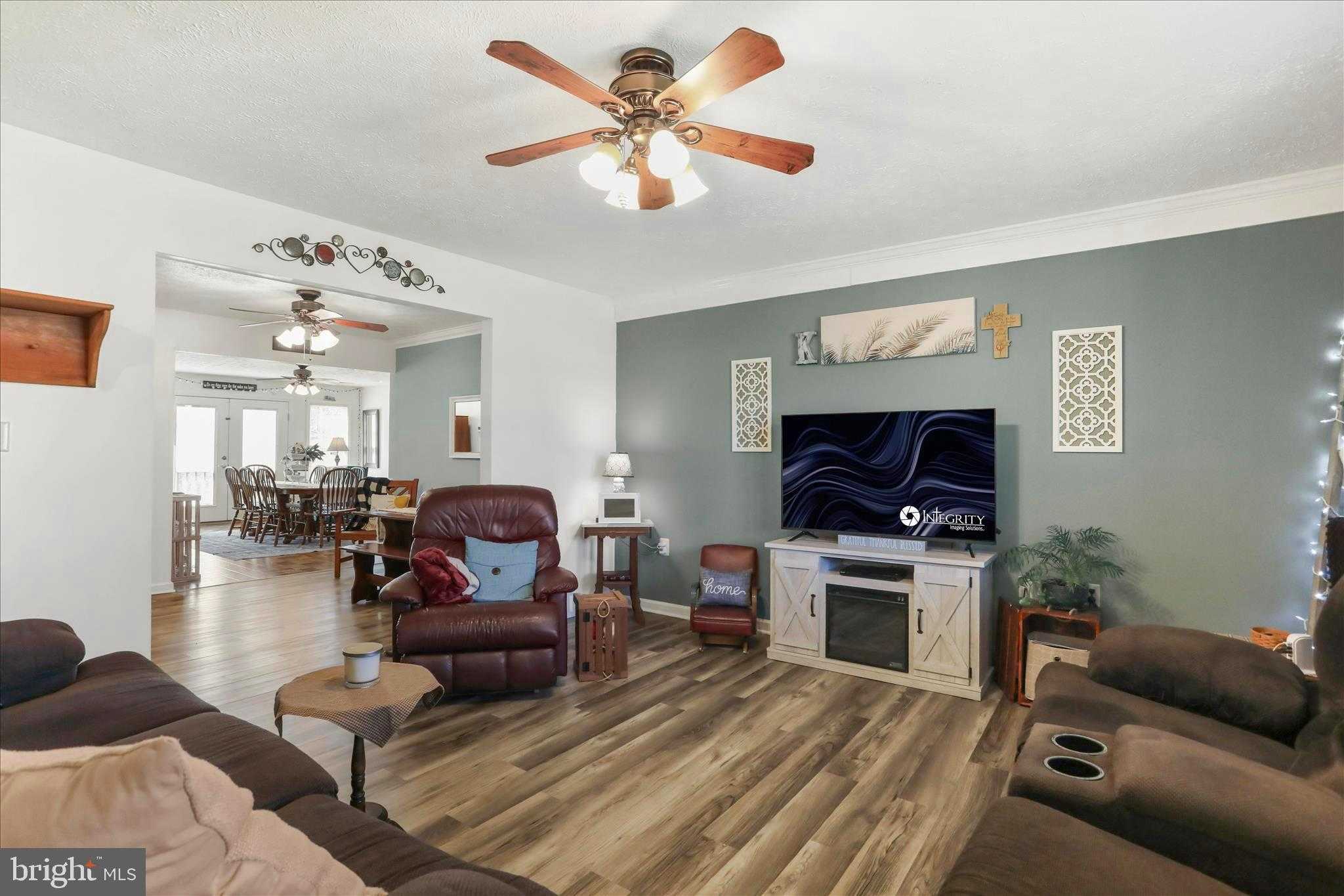 573 Lewis St photo 4