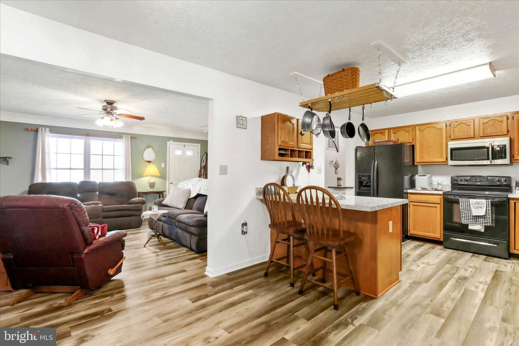 573 Lewis St photo 8