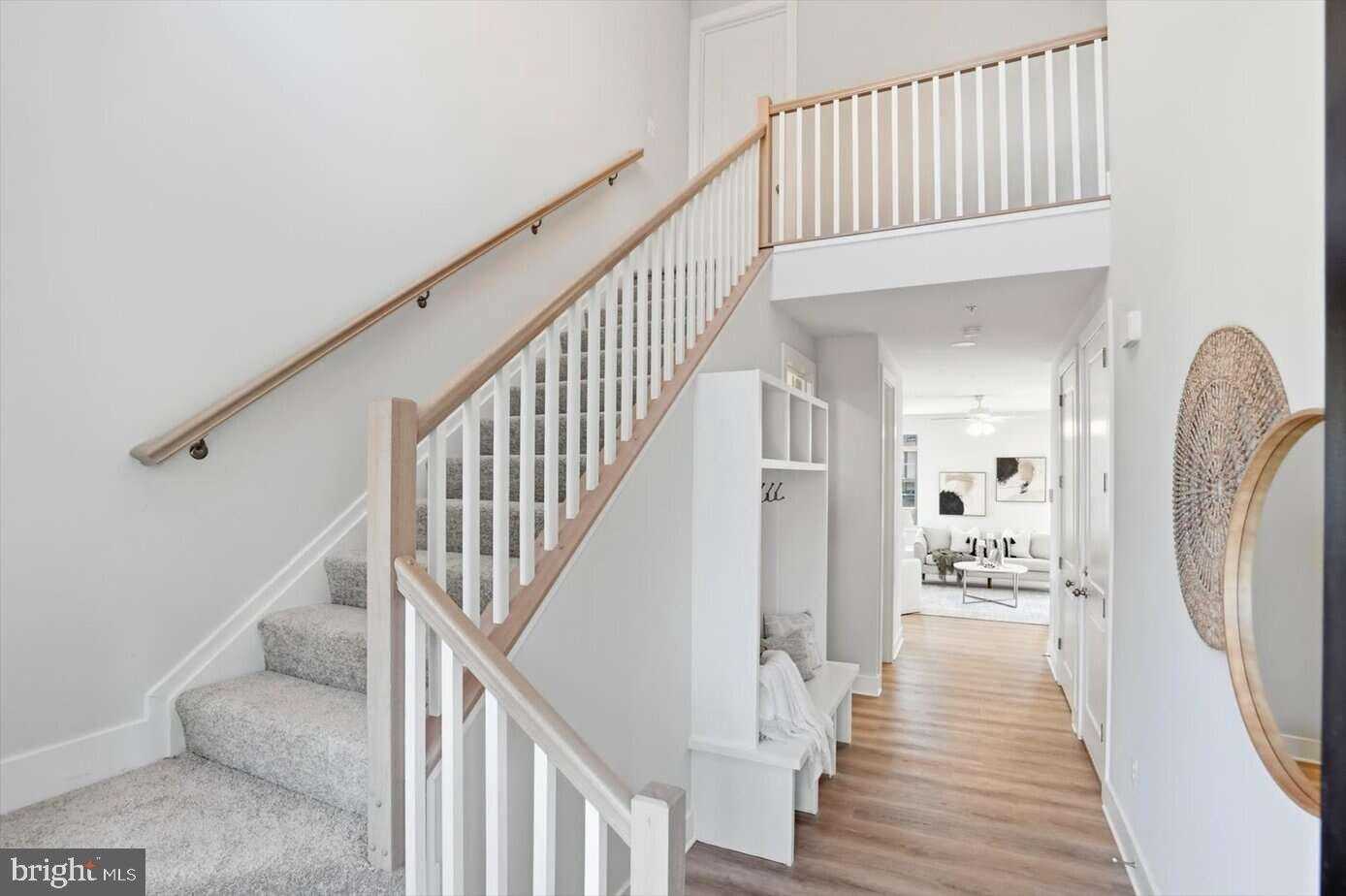 533 Forest View Rd photo 2