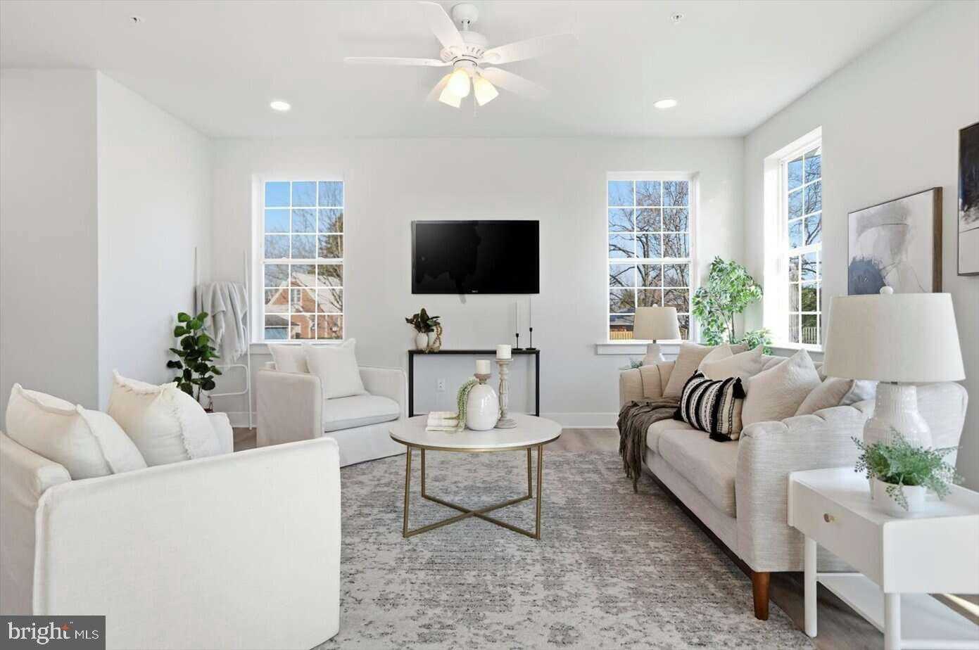 533 Forest View Rd photo 5