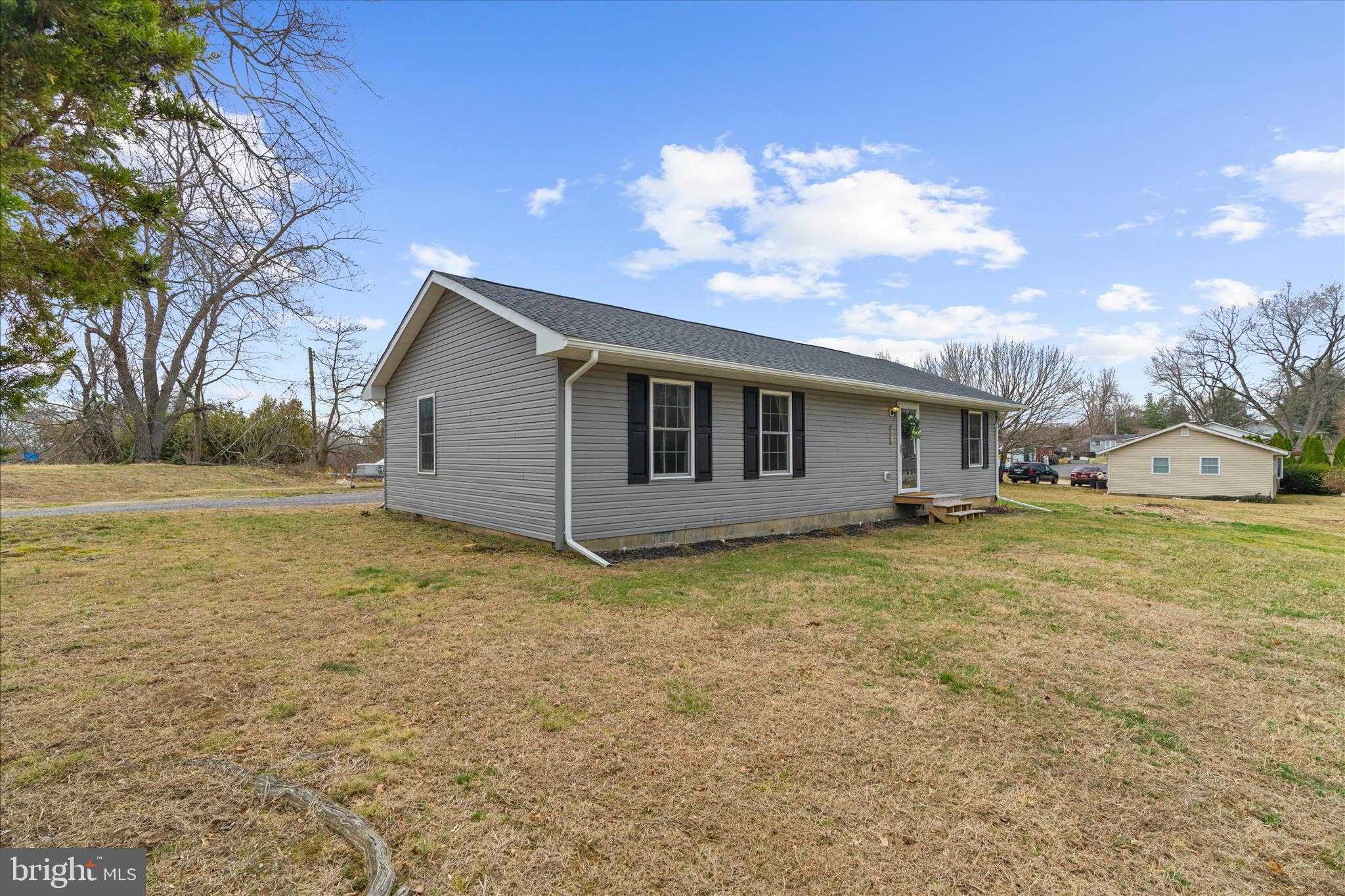 301 Lincoln Dr photo 4