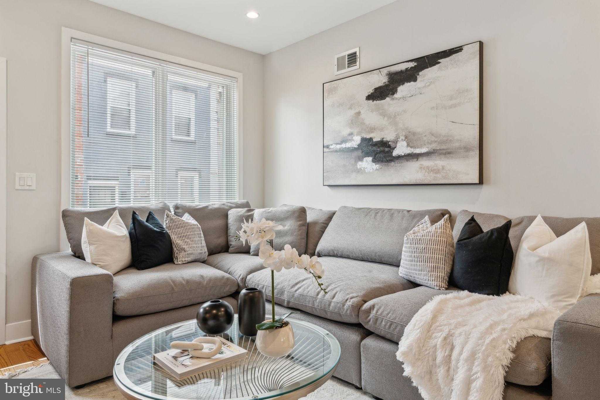 2507 Ingersoll St photo 3