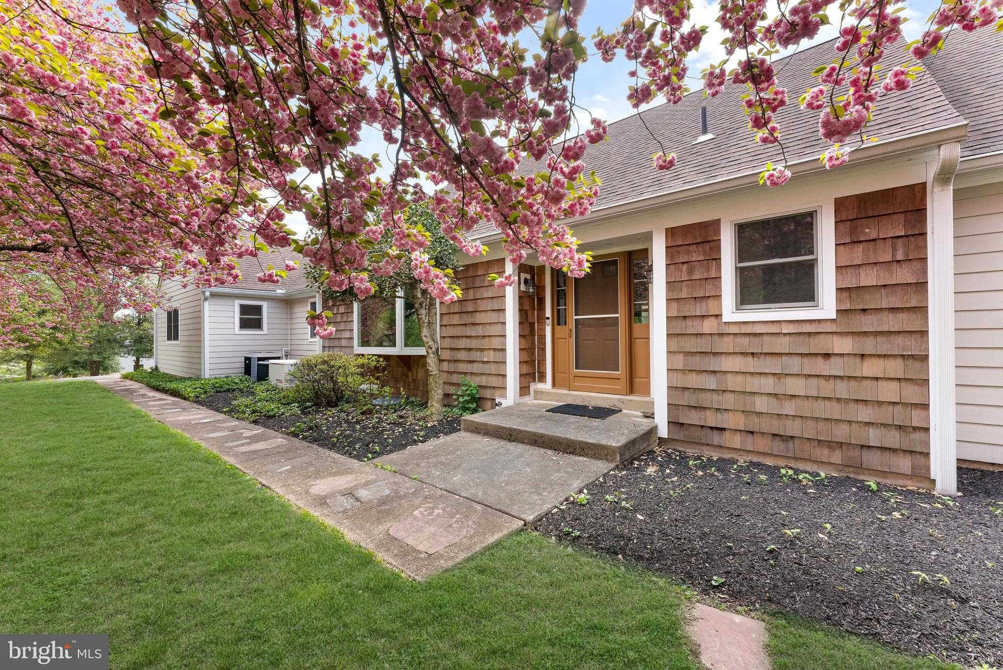 682 Whirlaway Dr photo 5