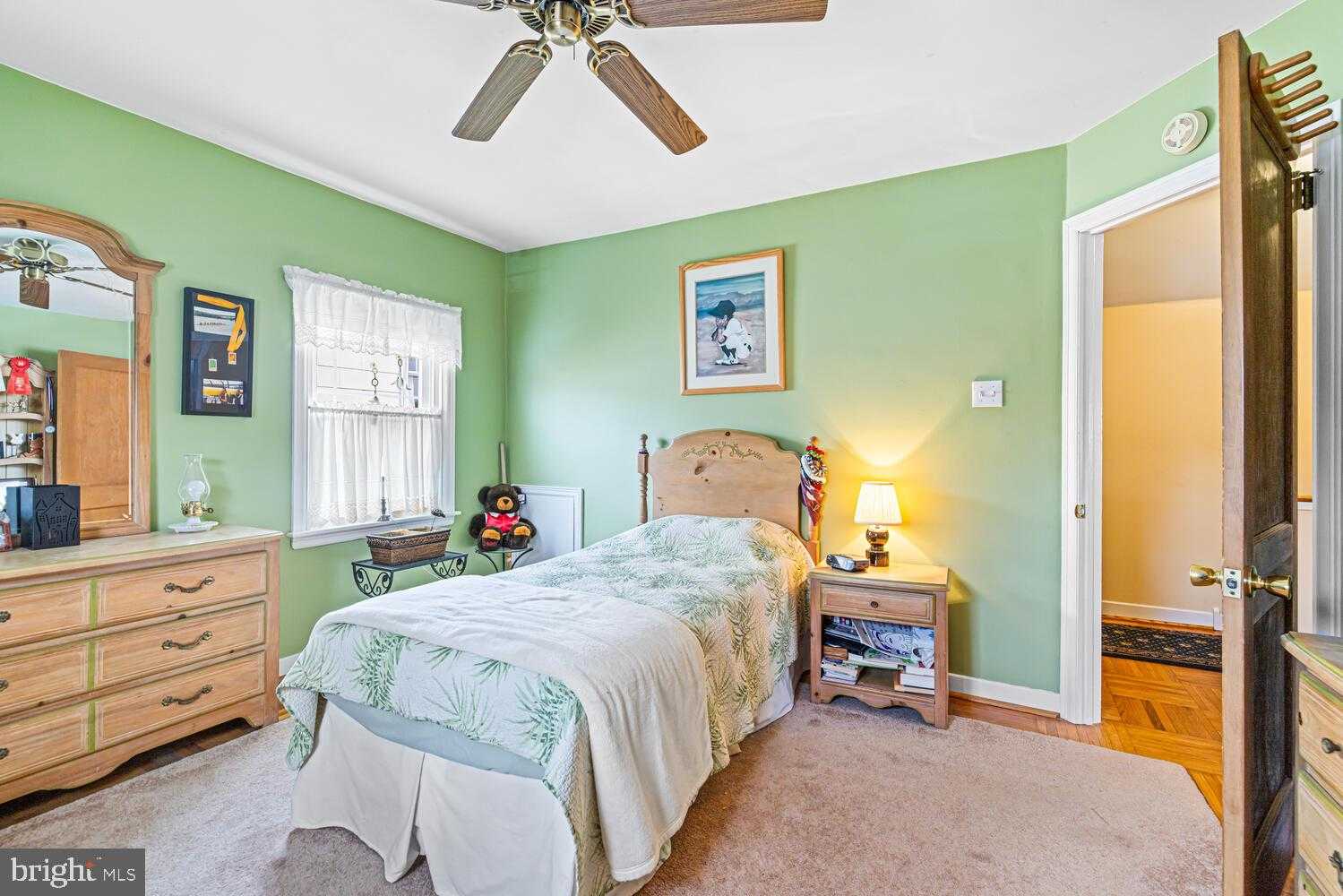 461 Sylvania Ave photo 16