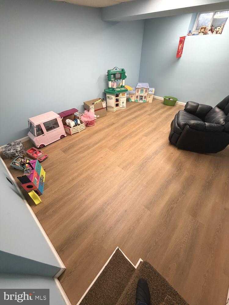 461 Sylvania Ave photo 22