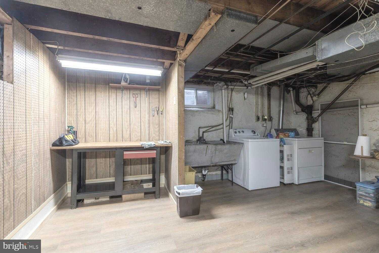 461 Sylvania Ave photo 24