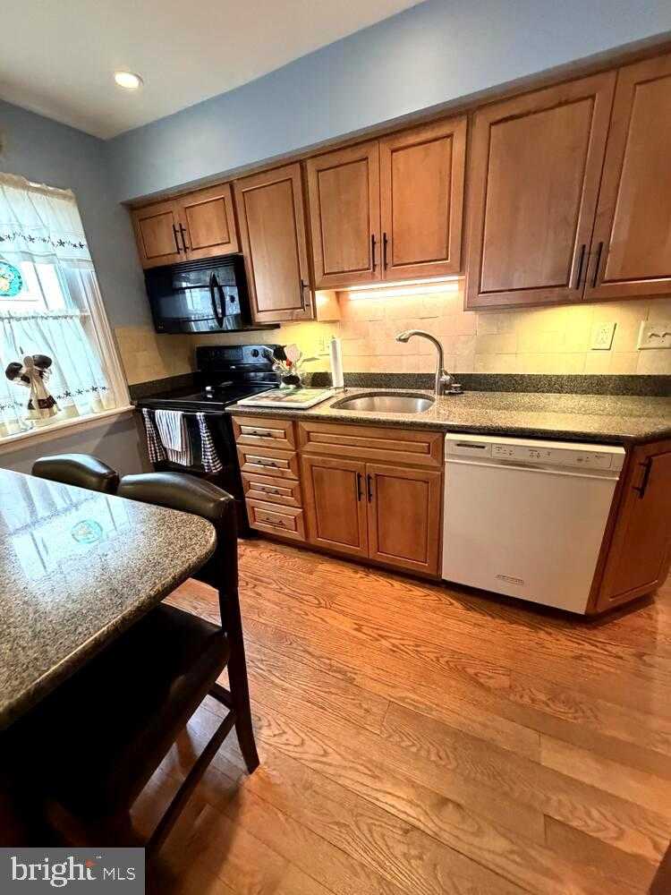 461 Sylvania Ave photo 8