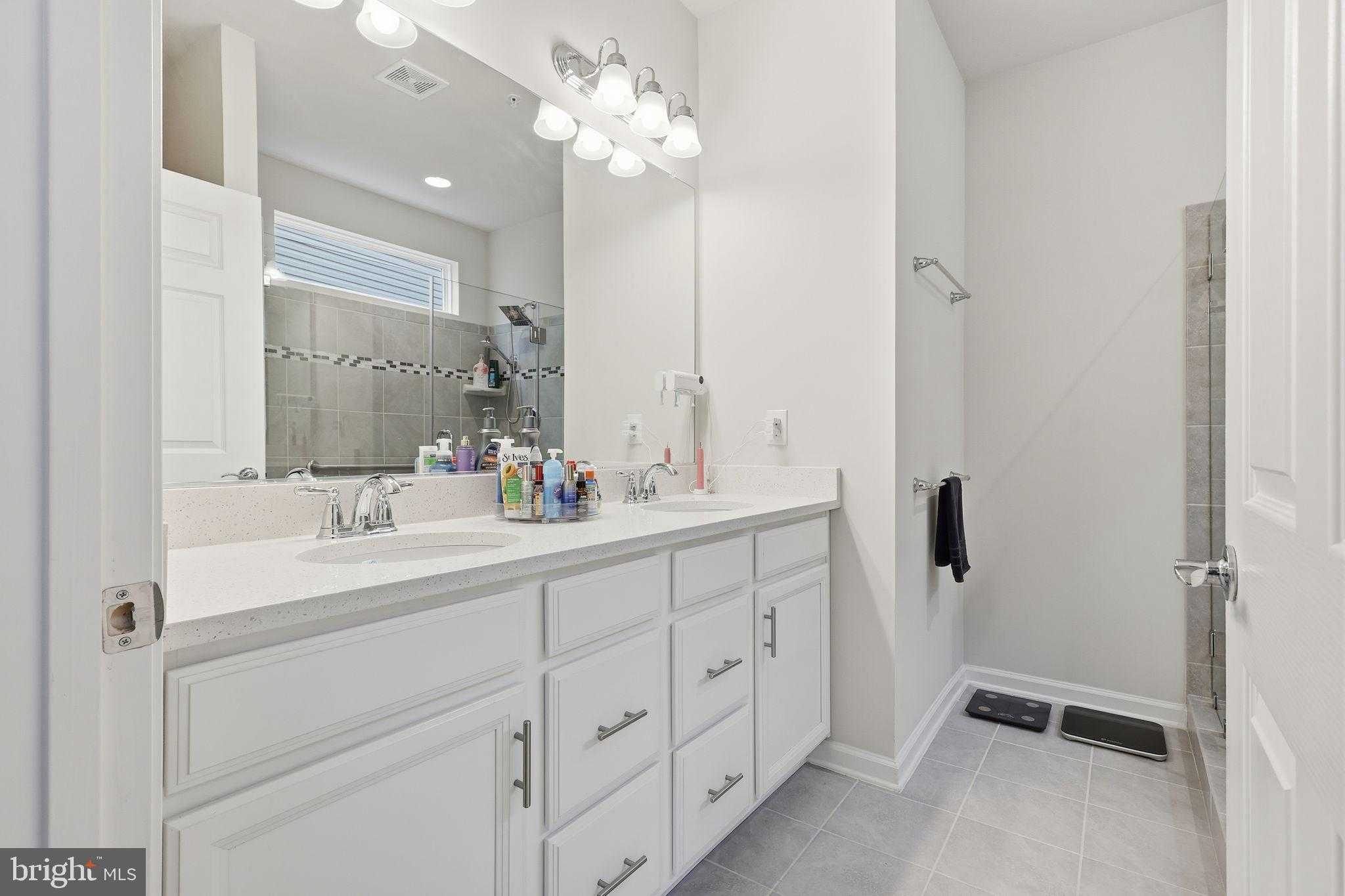 5950 Avery Point Dr photo 22