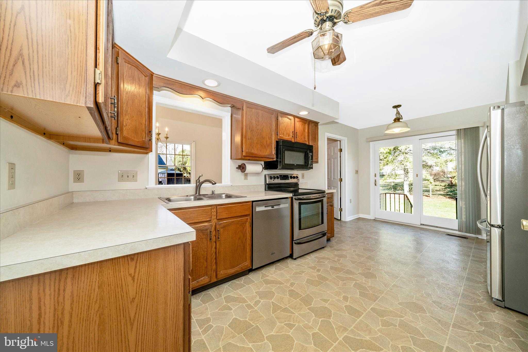 201 Wellesley CT photo 16