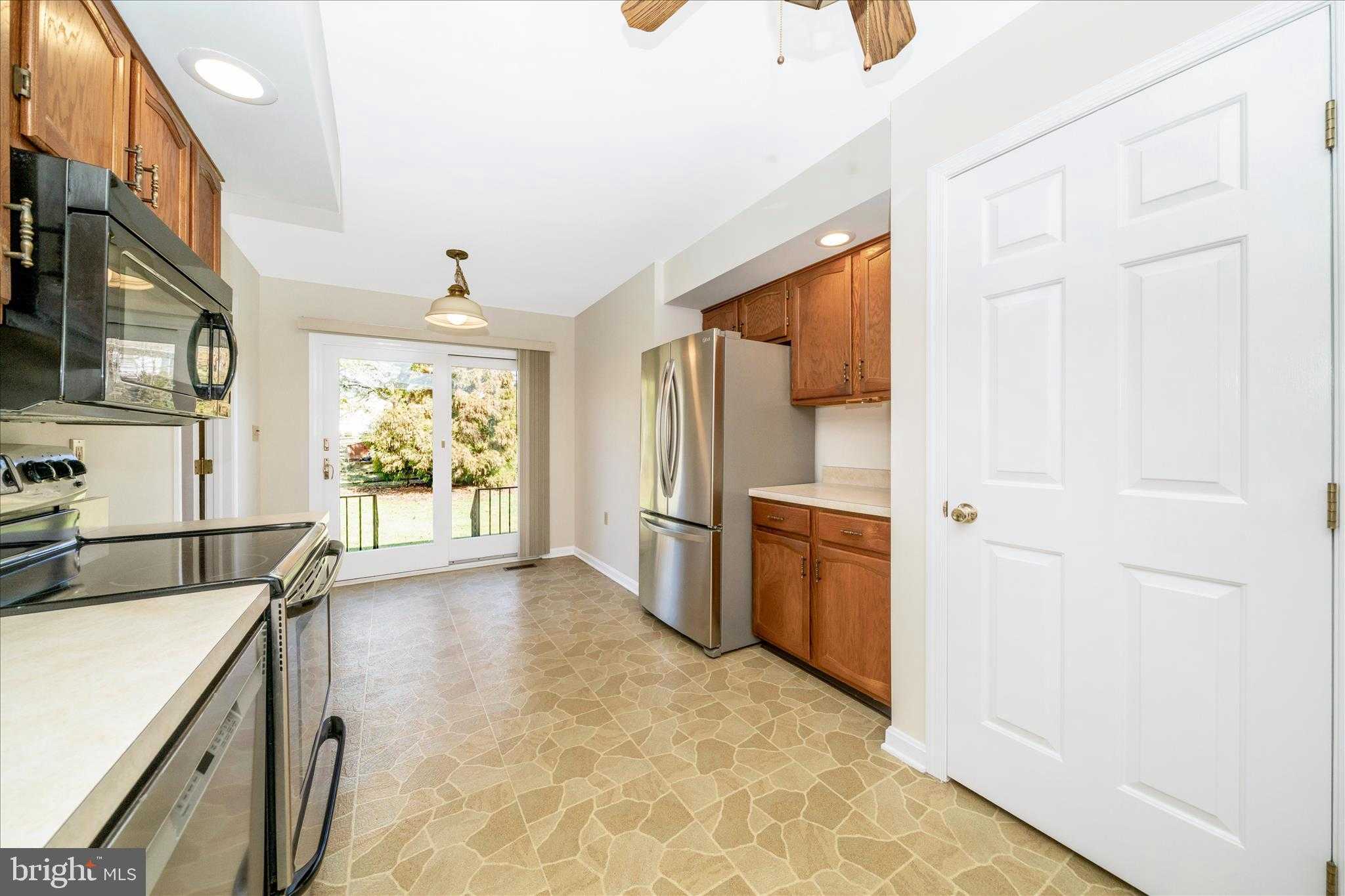 201 Wellesley CT photo 19