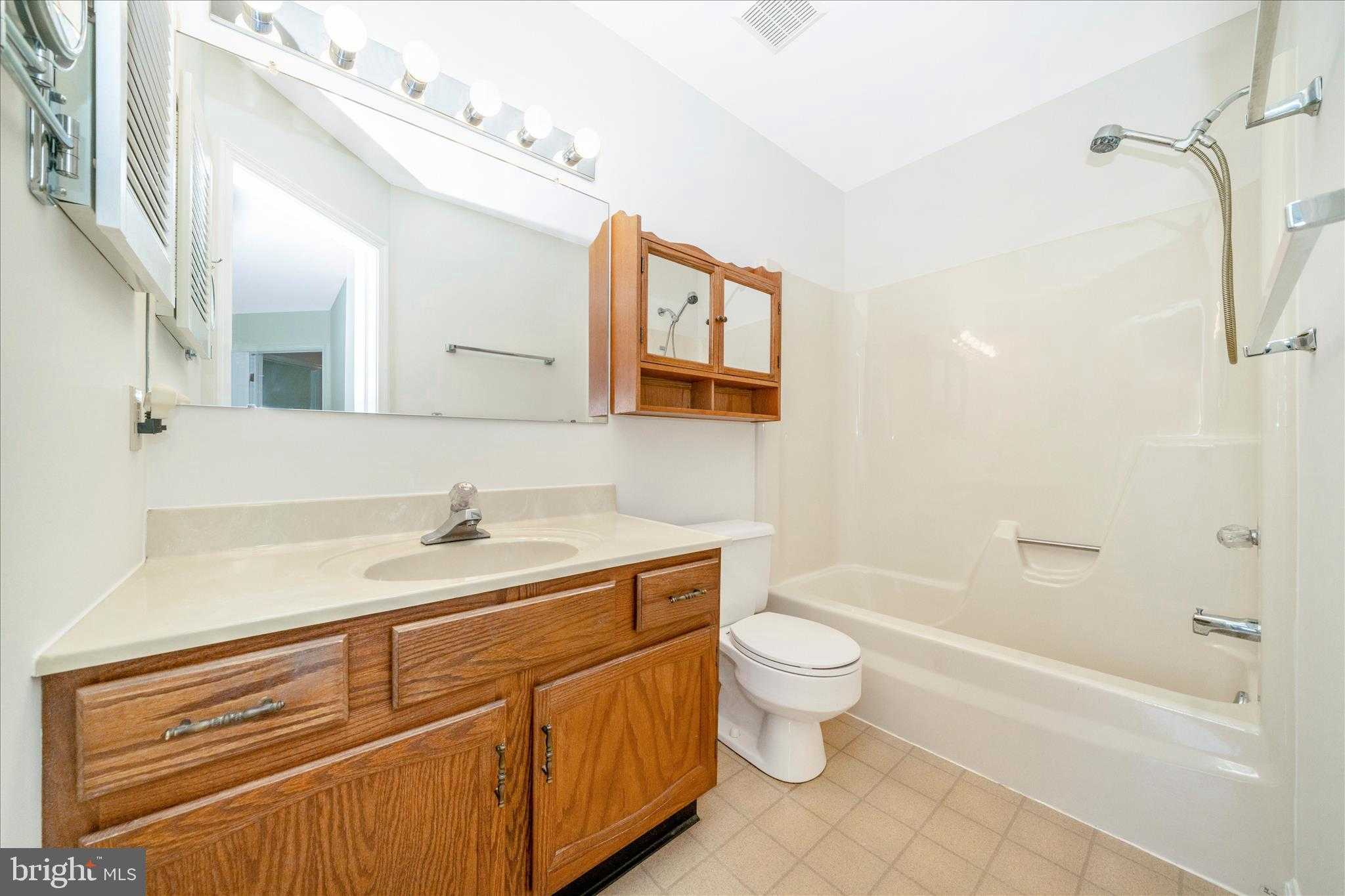 201 Wellesley CT photo 27