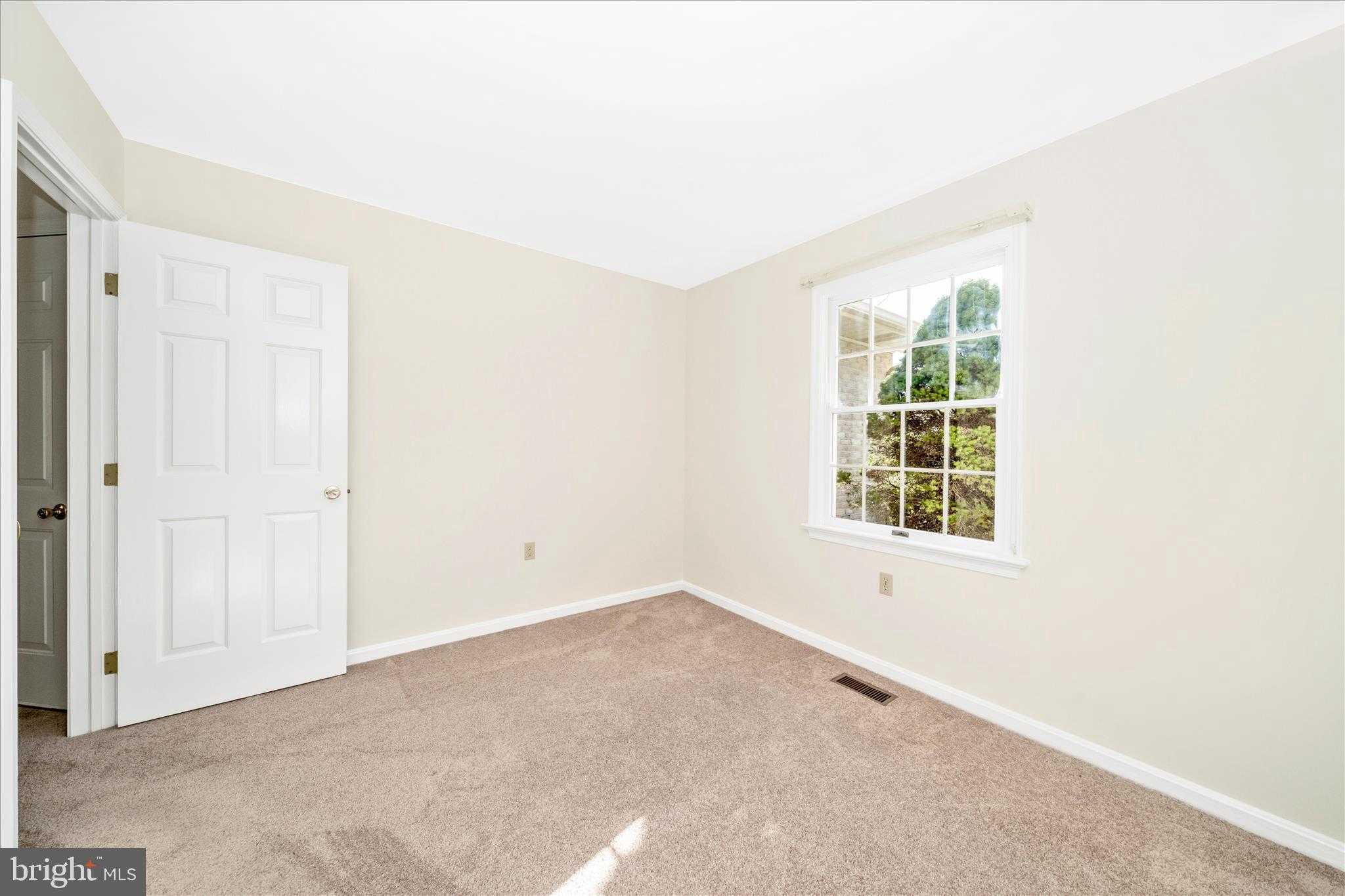 201 Wellesley CT photo 28