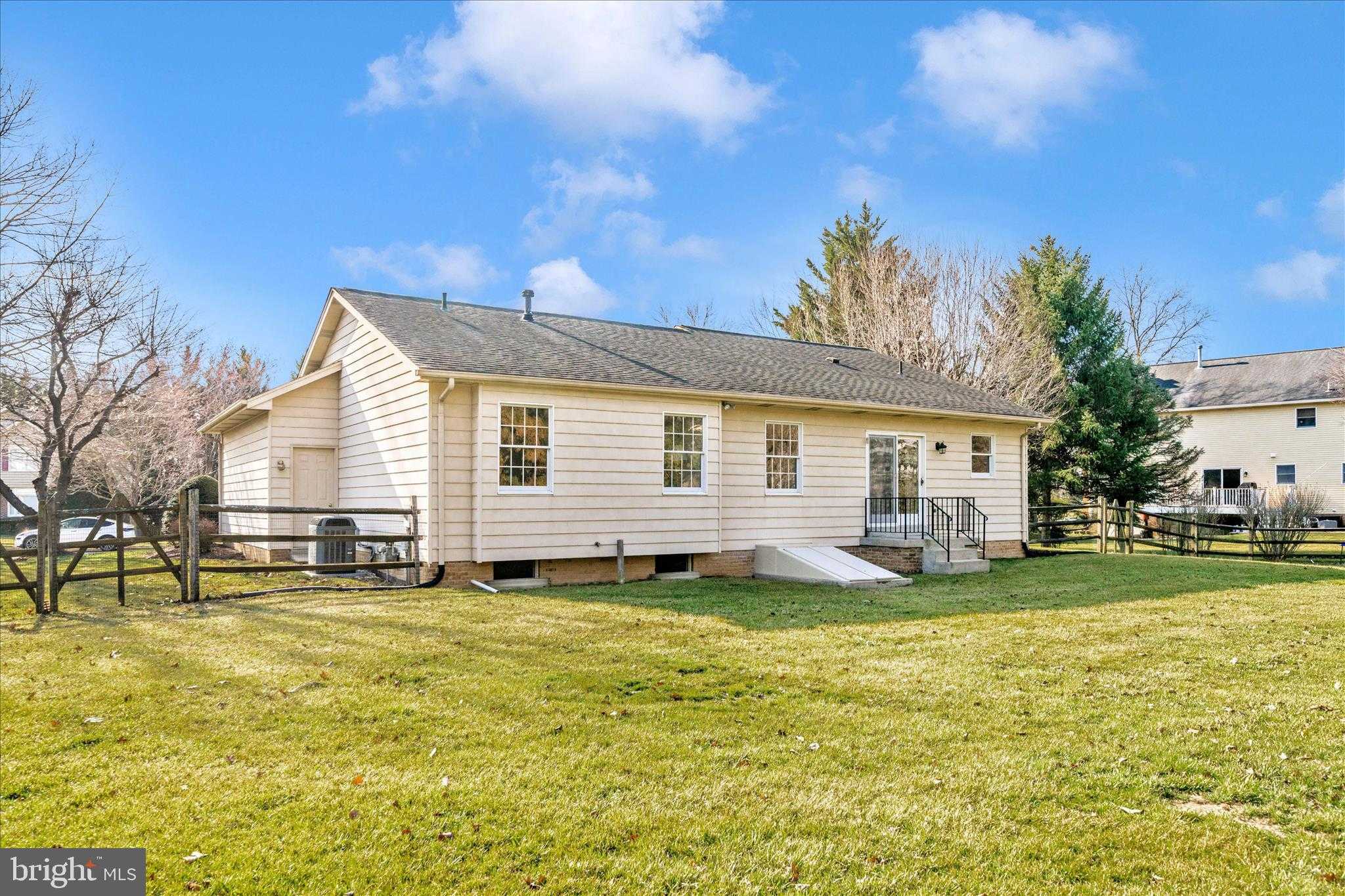 201 Wellesley CT photo 37