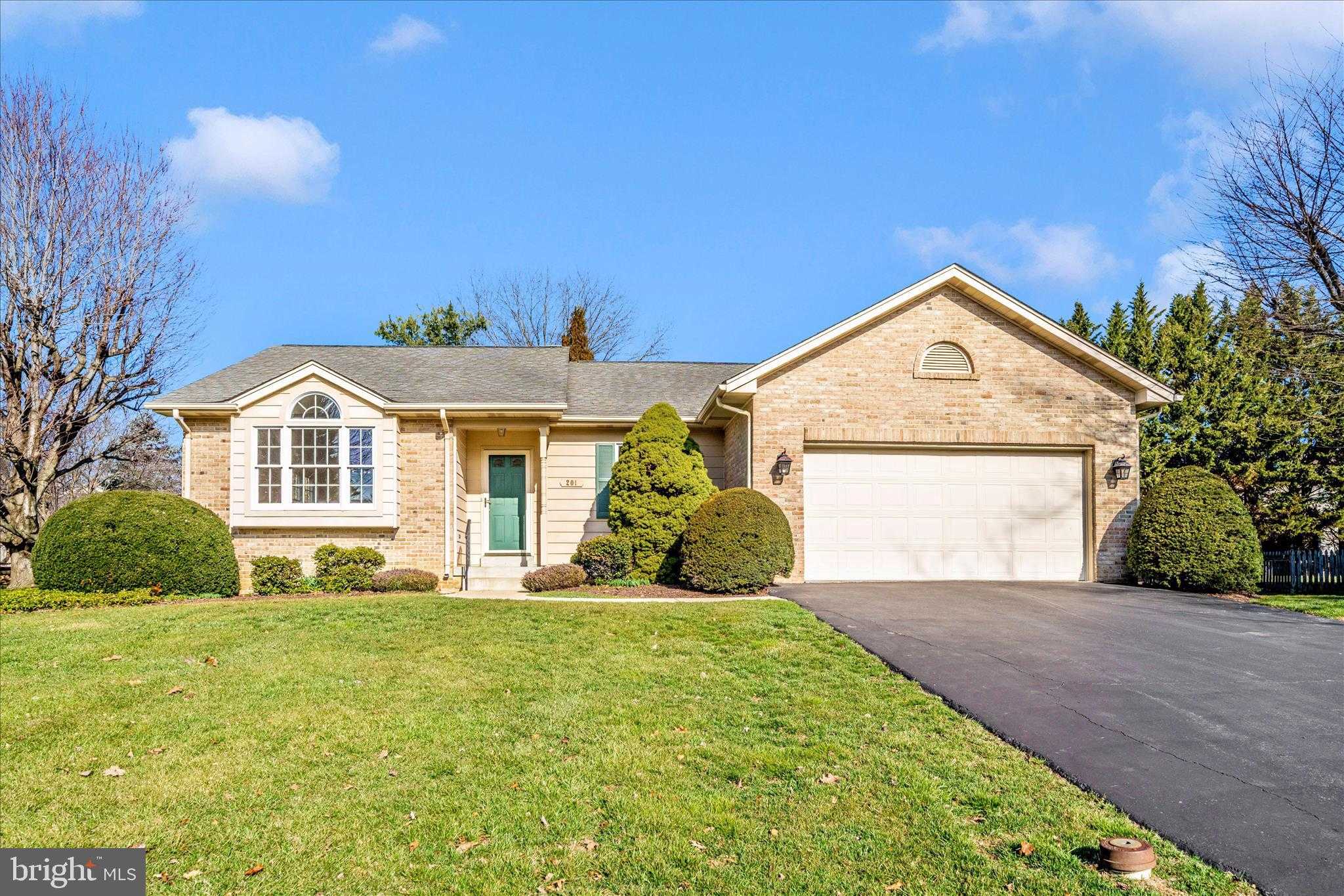 201 Wellesley CT photo 4