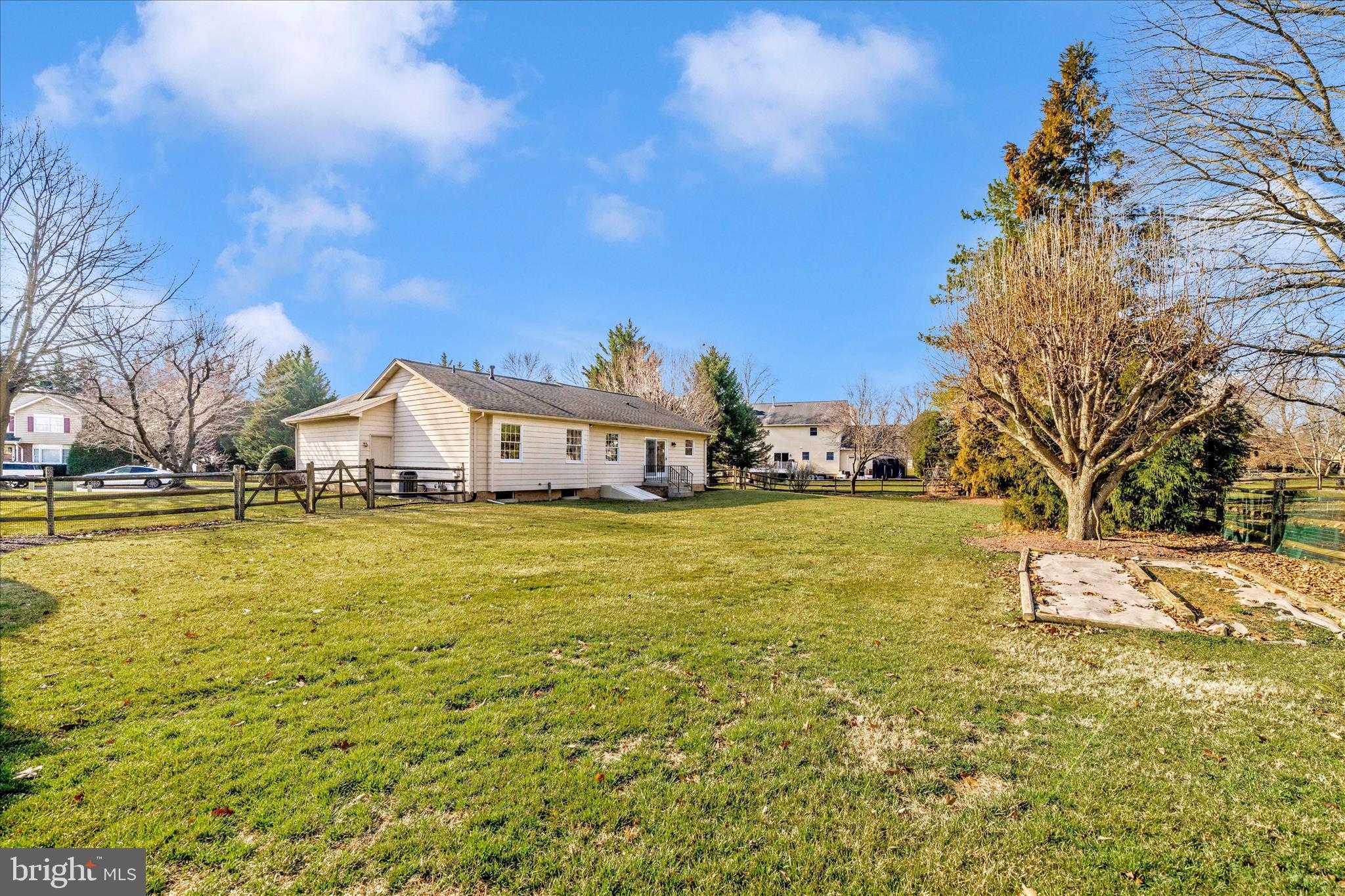 201 Wellesley CT photo 40