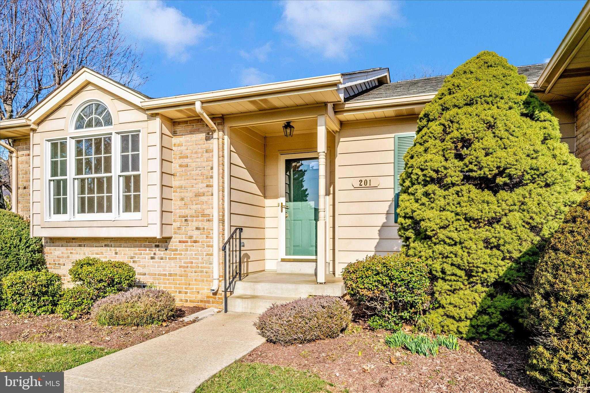 201 Wellesley CT photo 6