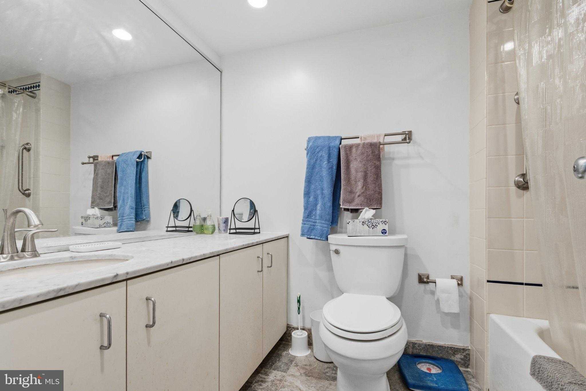 241 S 6th St Apt 912g photo 22